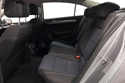 sininen Volkswagen Passat 2020 kuva 10.