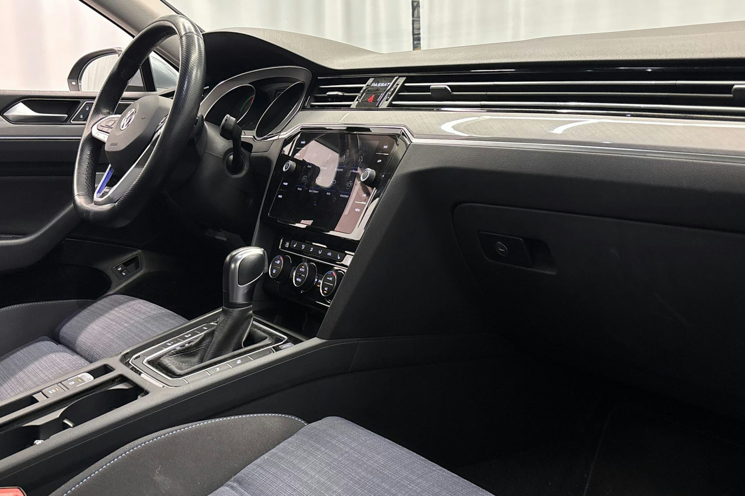 sininen Volkswagen Passat 2020 kuva 14.