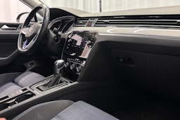sininen Volkswagen Passat 2020 kuva 14.