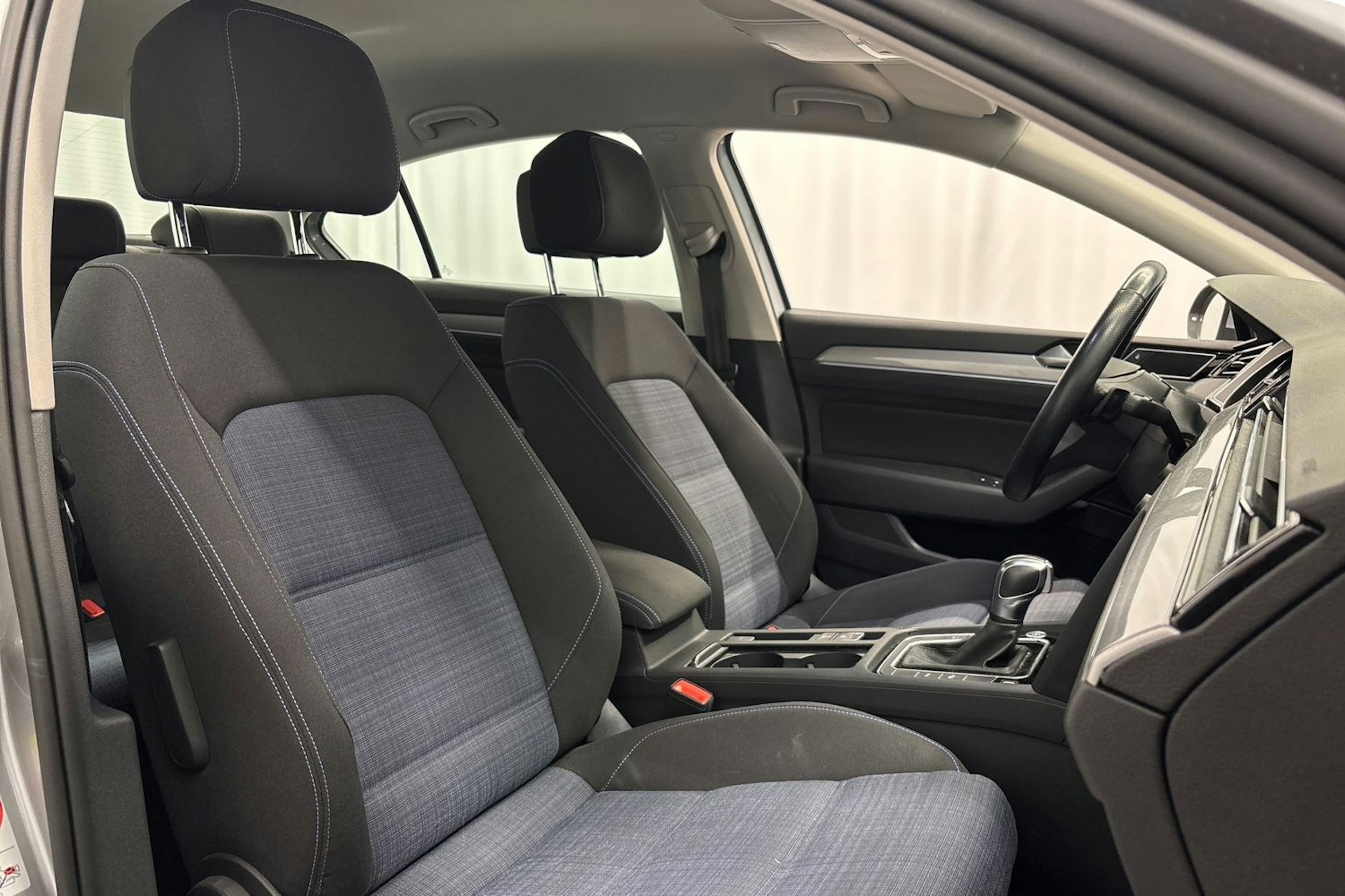 sininen Volkswagen Passat 2020 kuva 15.