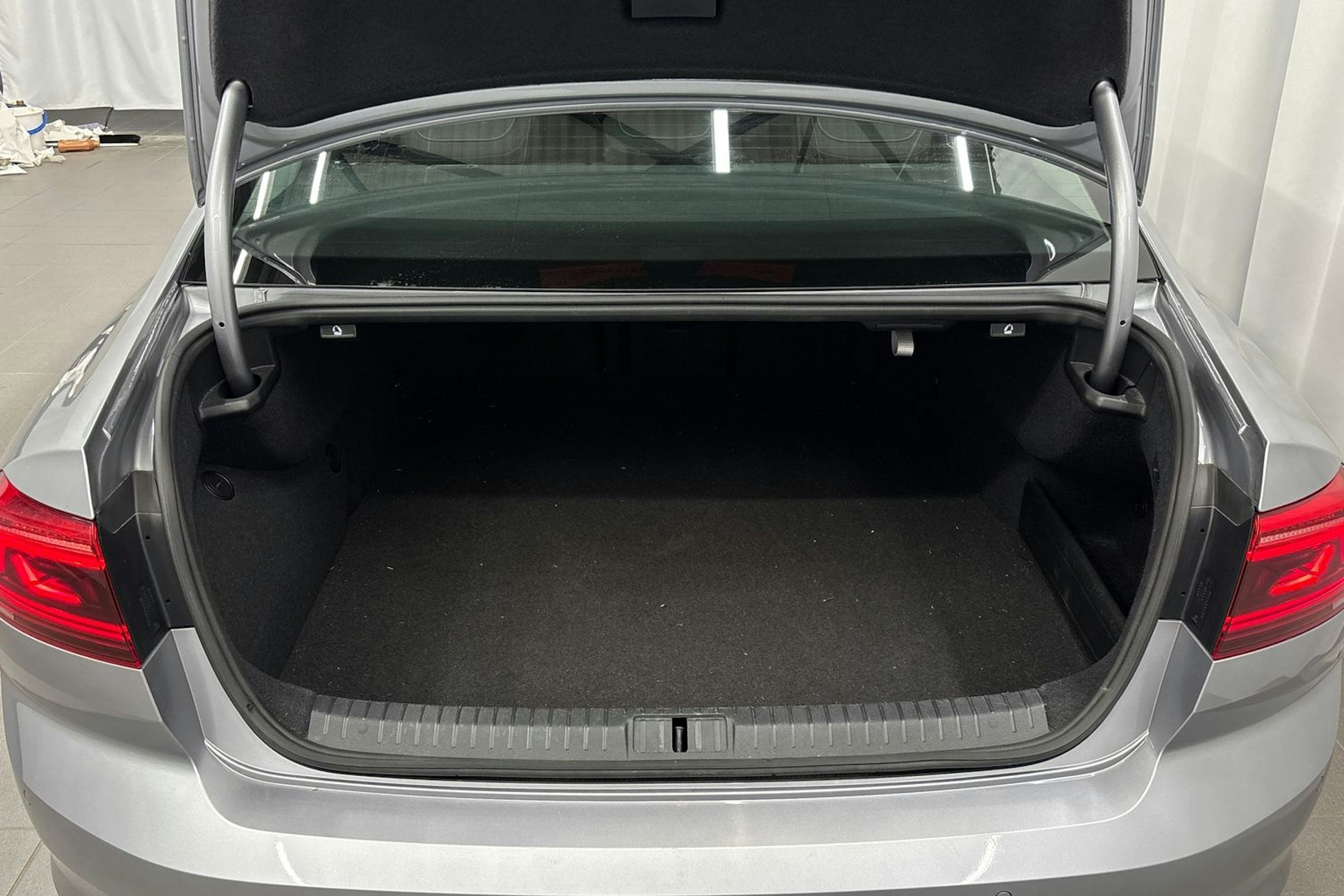 sininen Volkswagen Passat 2020 kuva 16.