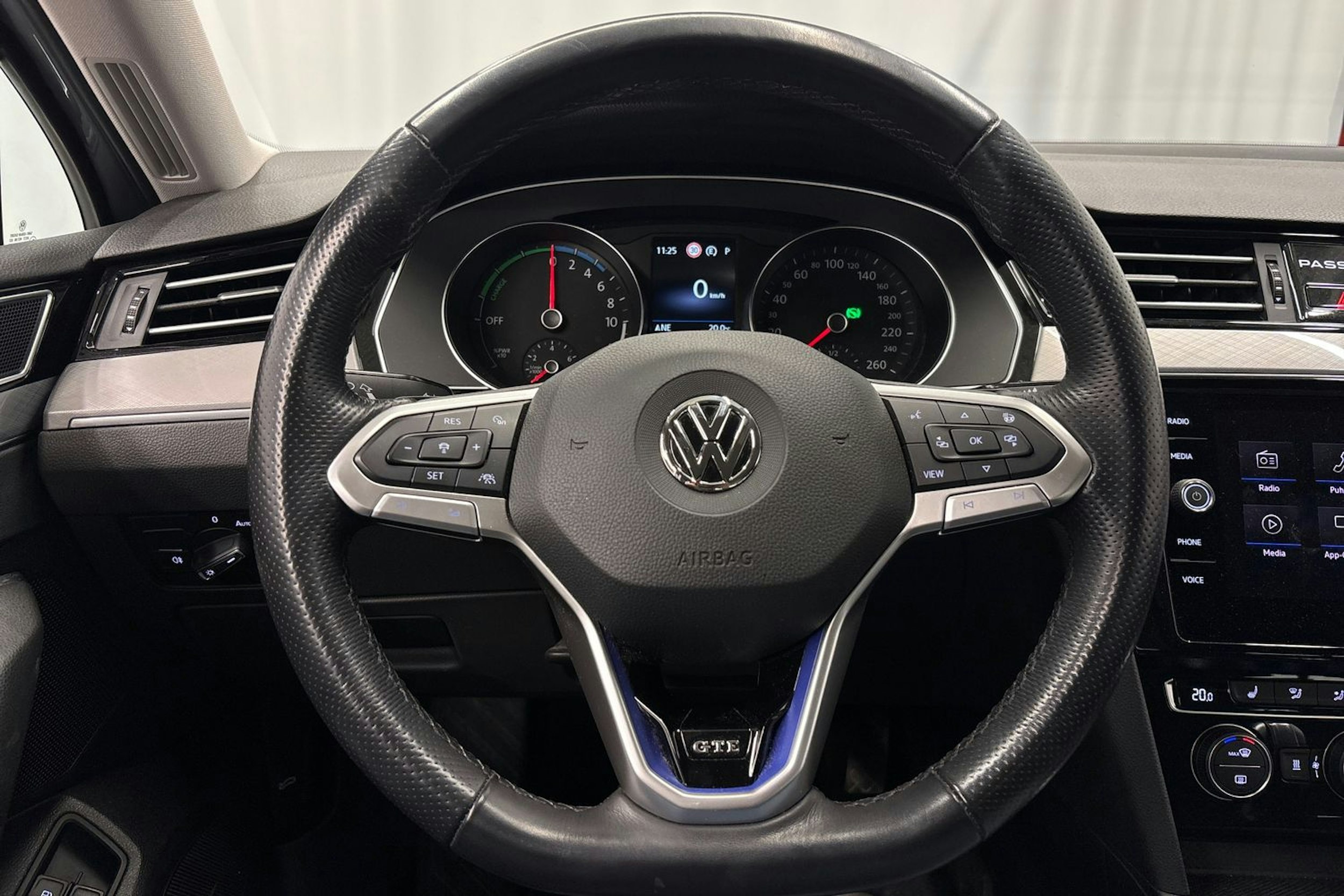 sininen Volkswagen Passat 2020 kuva 21.