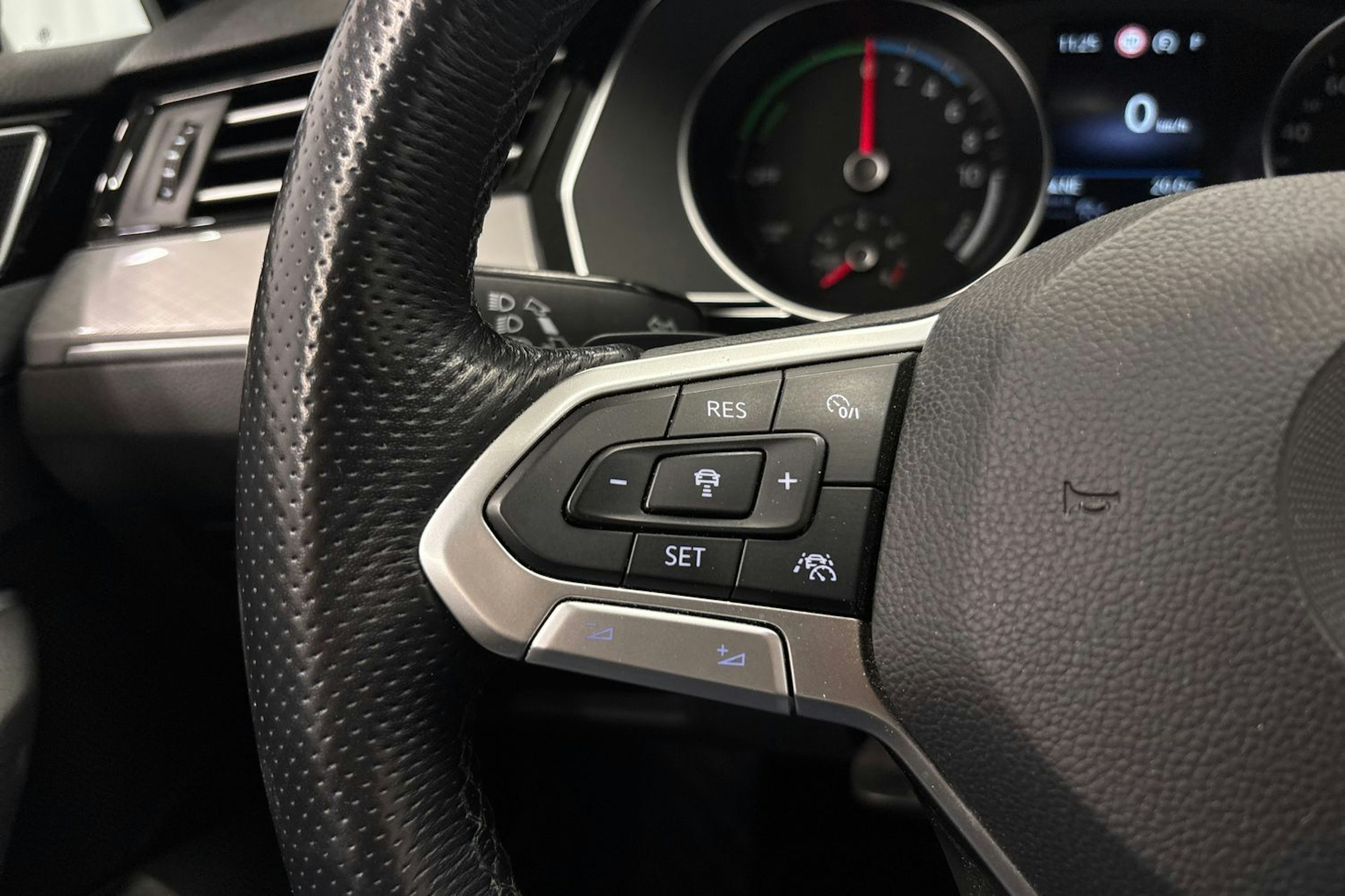 sininen Volkswagen Passat 2020 kuva 22.