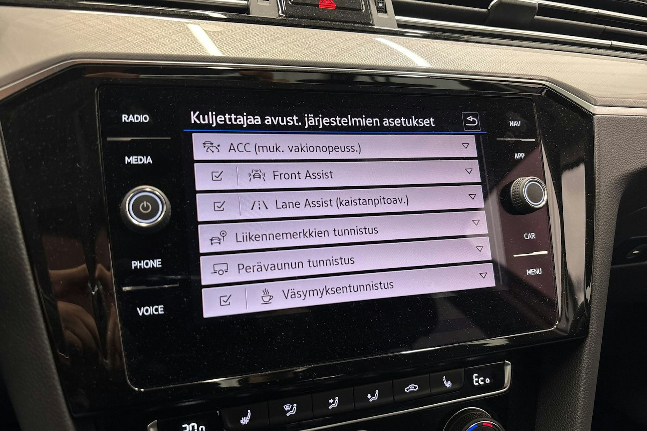 sininen Volkswagen Passat 2020 kuva 28.