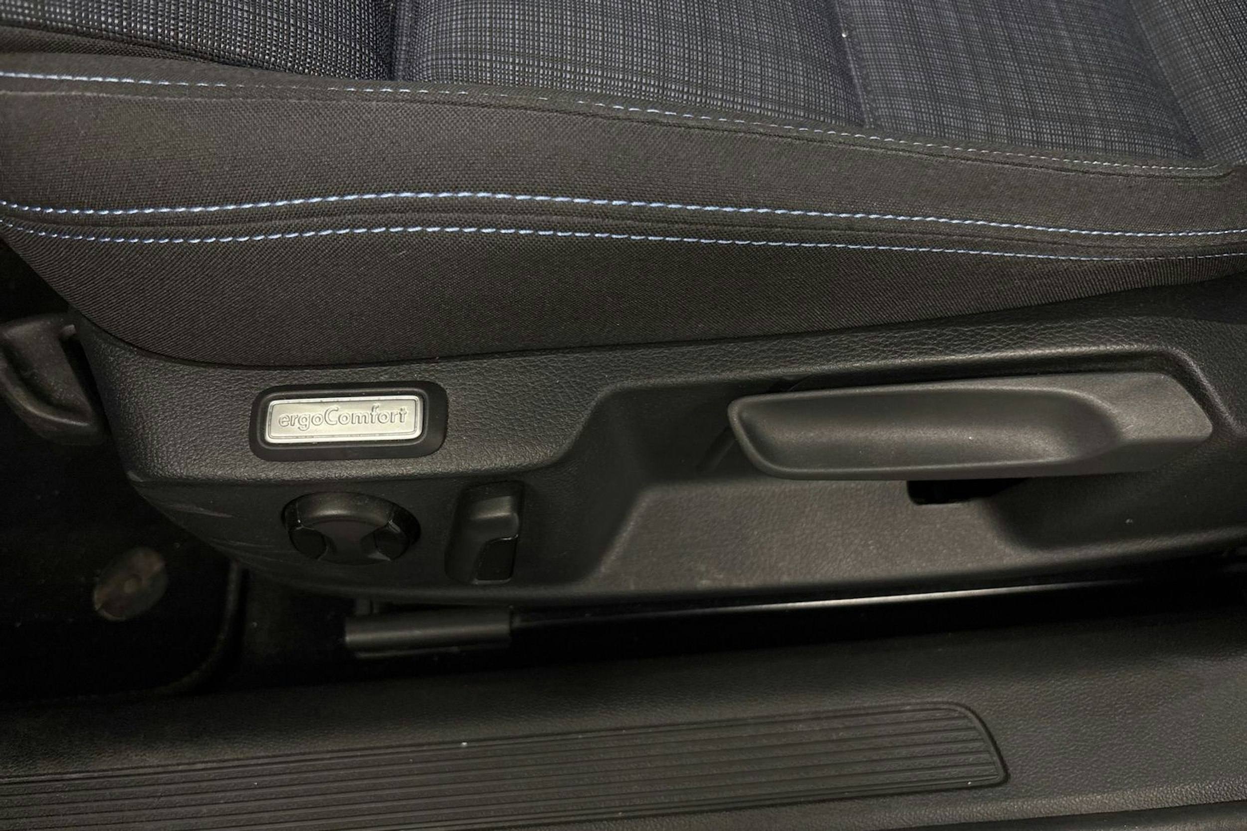sininen Volkswagen Passat 2020 kuva 31.