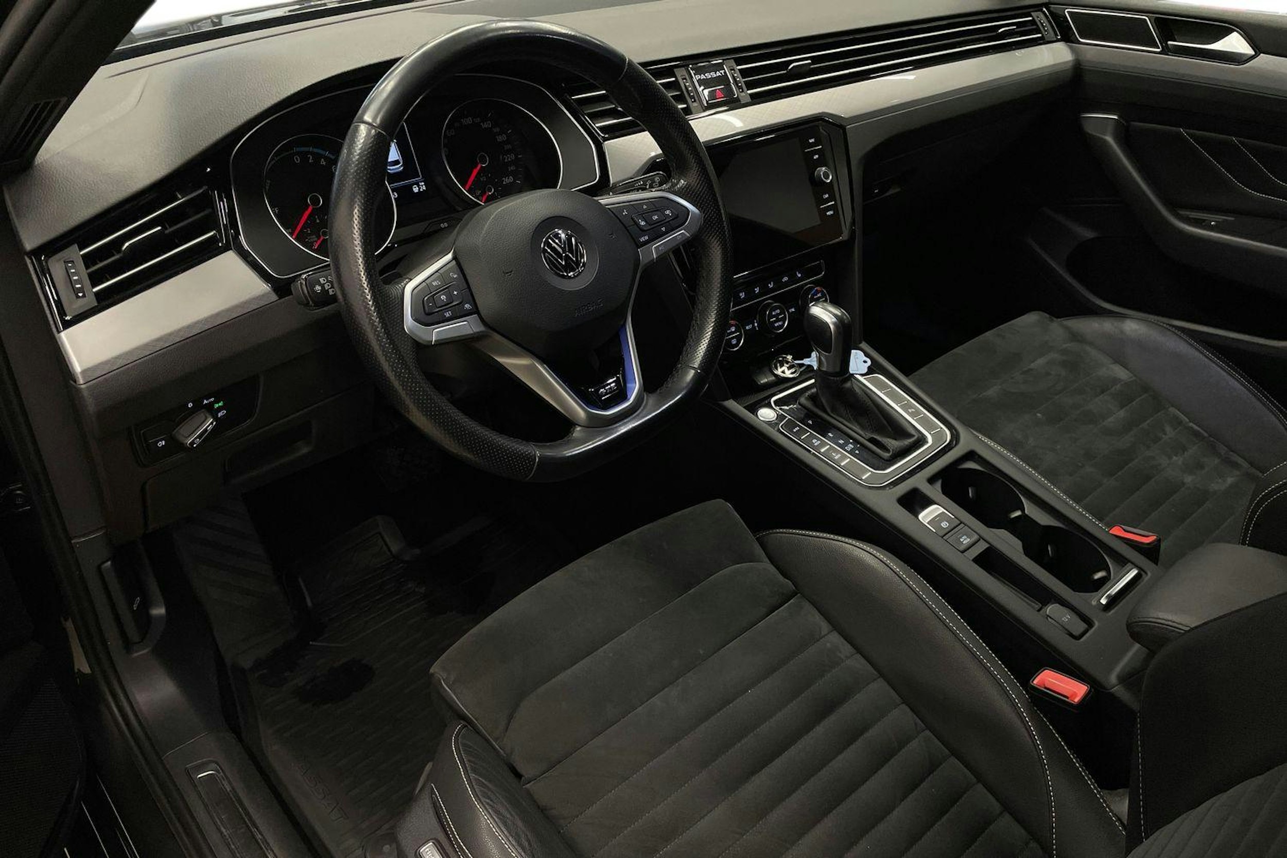 harmaa Volkswagen Passat 2020 kuva 6.