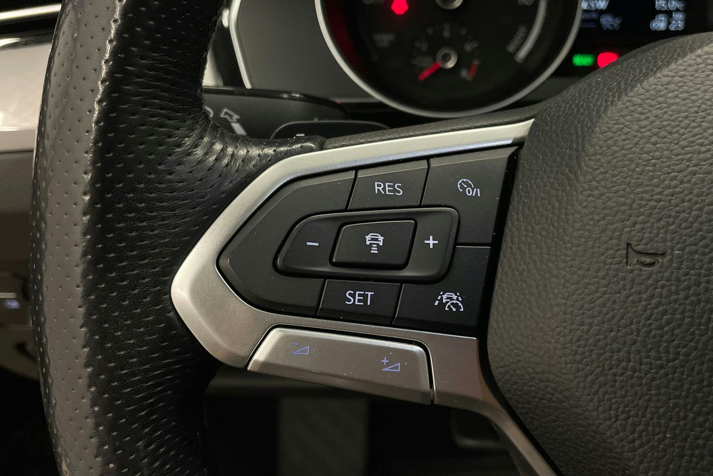 harmaa Volkswagen Passat 2020 kuva 14.