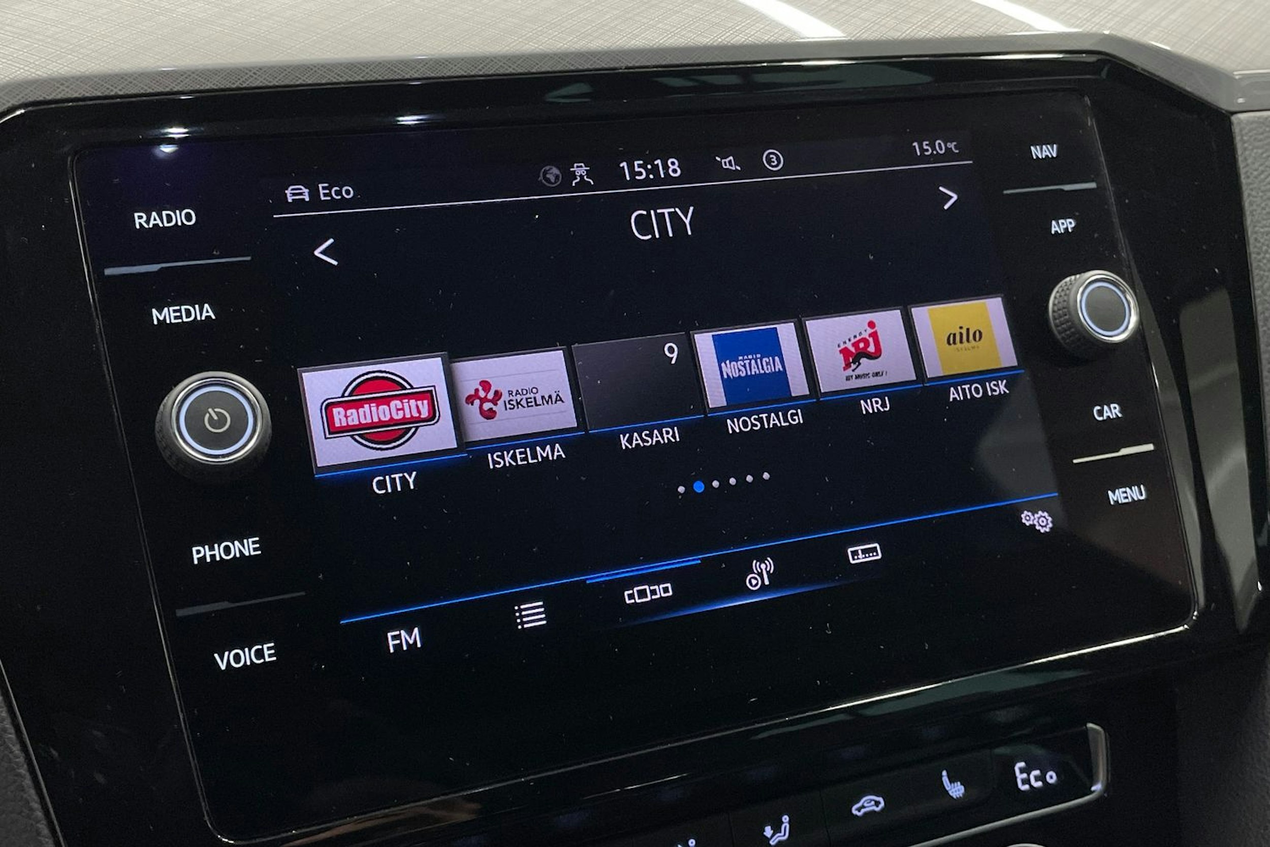 harmaa Volkswagen Passat 2020 kuva 18.