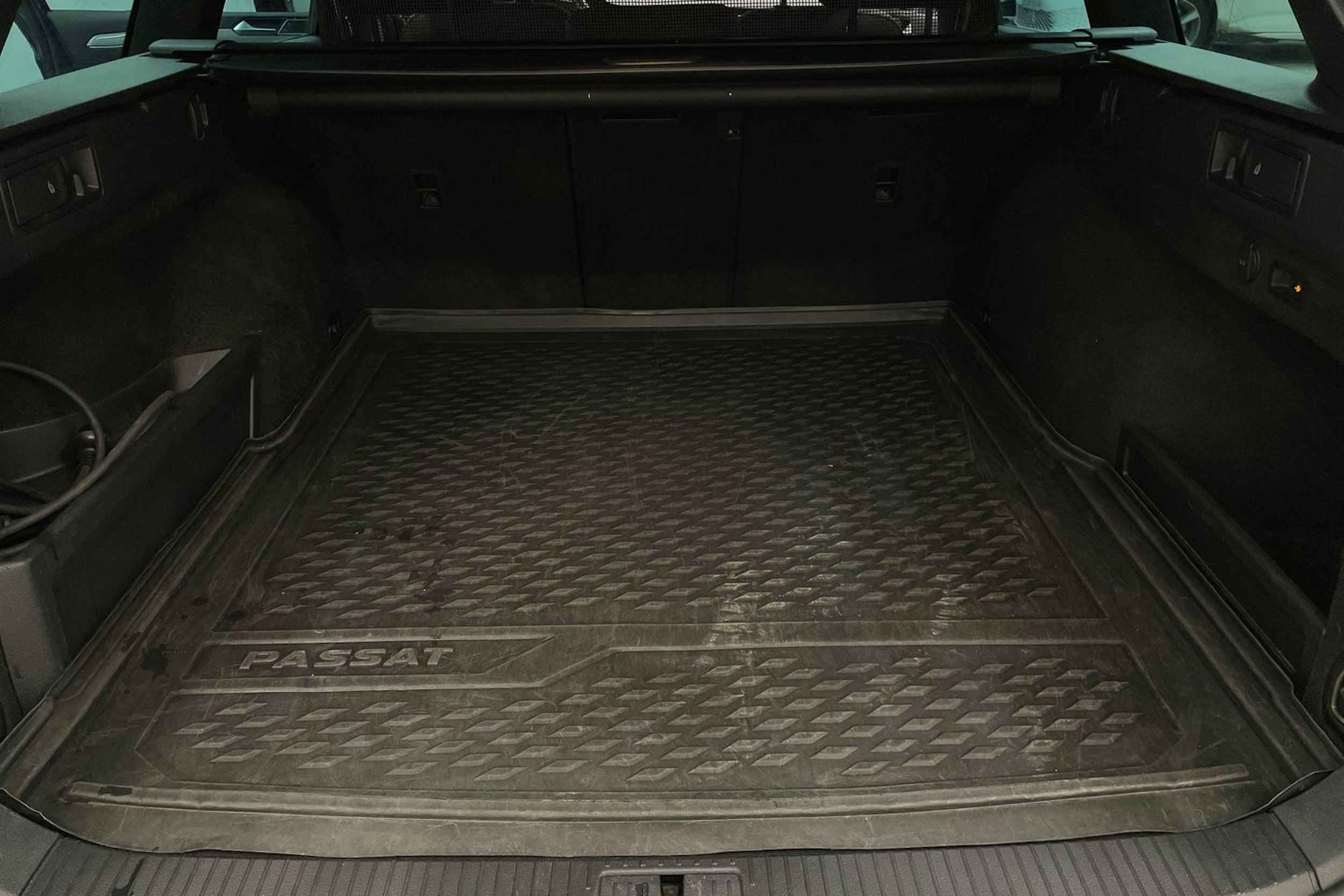 harmaa Volkswagen Passat 2020 kuva 22.