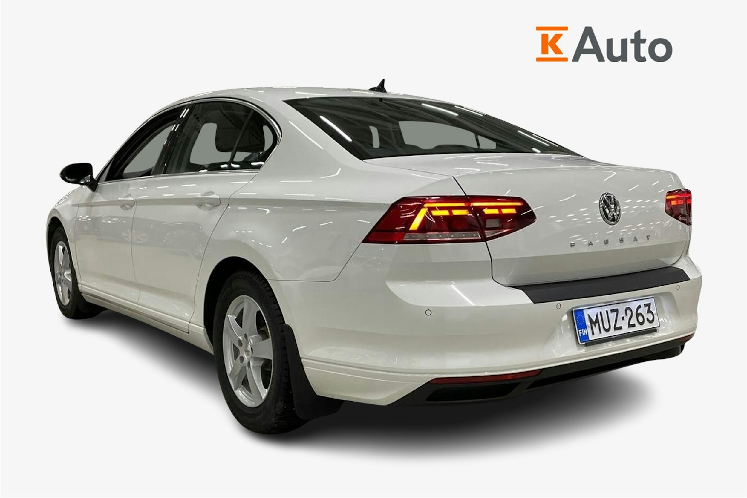 valkoinen Volkswagen Passat 2020 kuva 2.