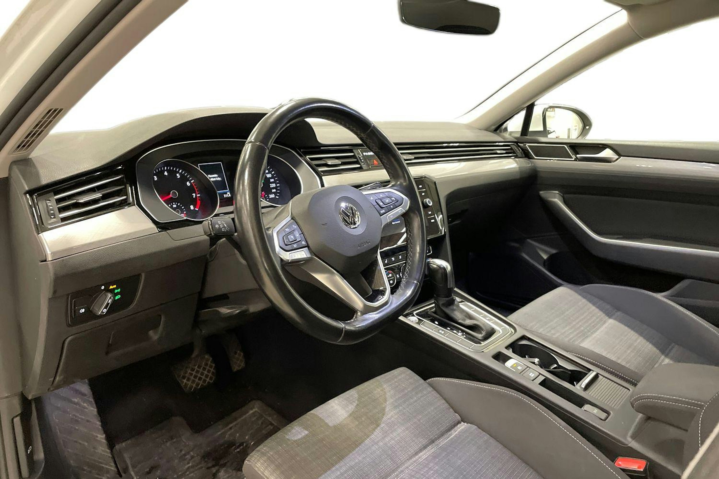 valkoinen Volkswagen Passat 2020 kuva 7.