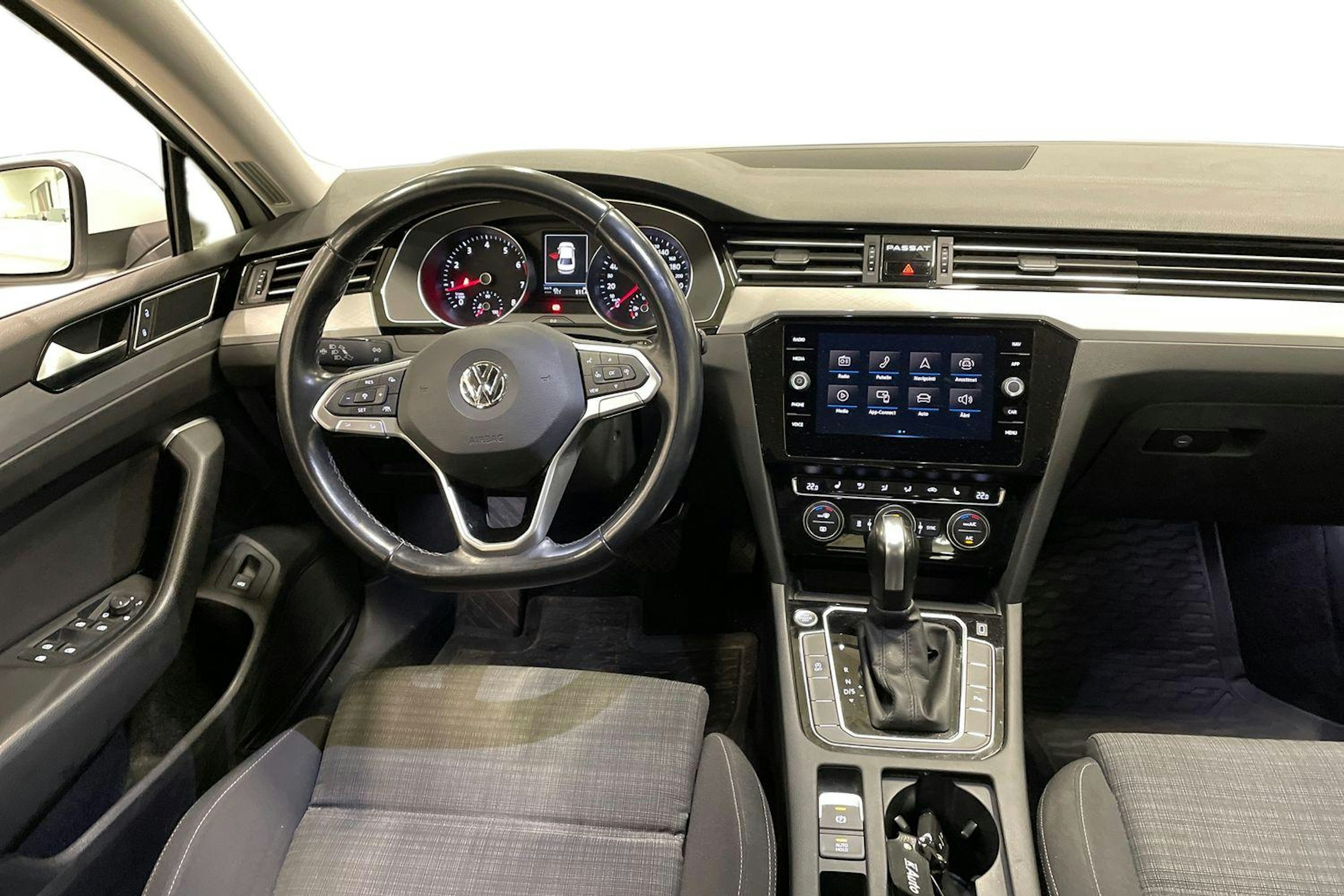 valkoinen Volkswagen Passat 2020 kuva 9.