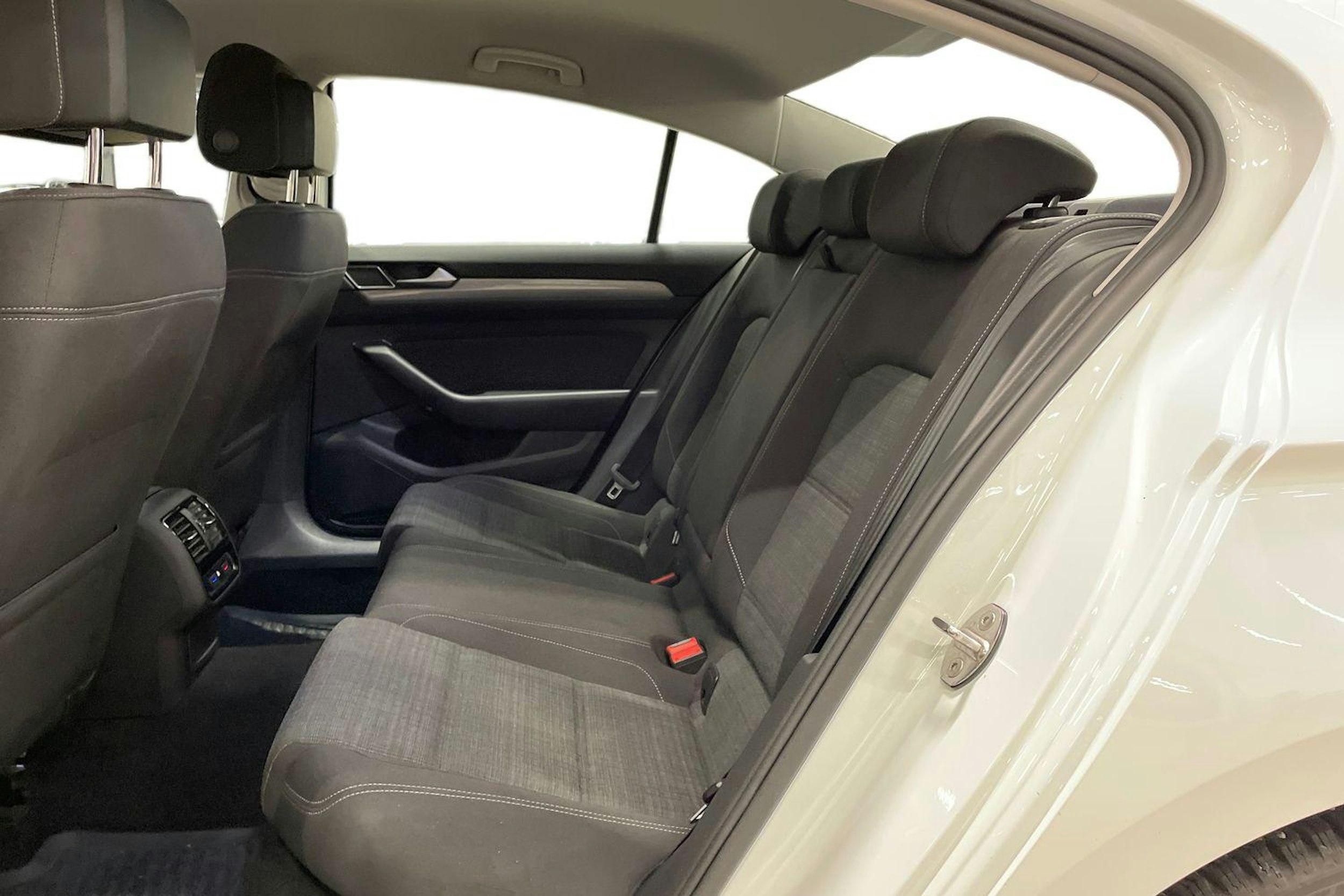 valkoinen Volkswagen Passat 2020 kuva 10.