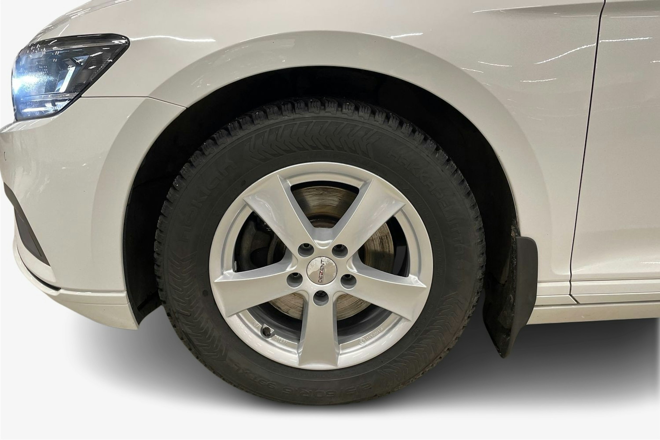 valkoinen Volkswagen Passat 2020 kuva 11.