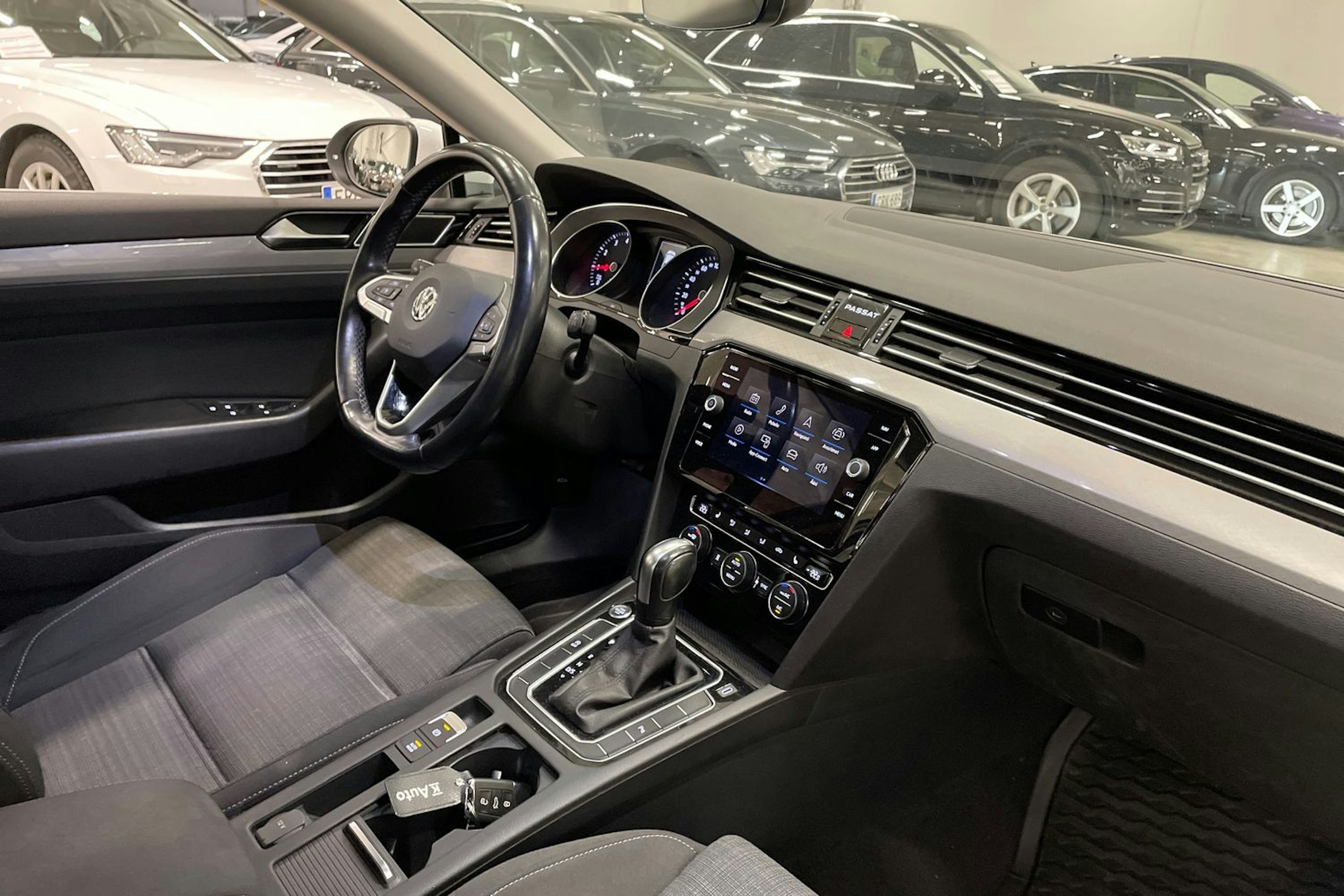 valkoinen Volkswagen Passat 2020 kuva 15.