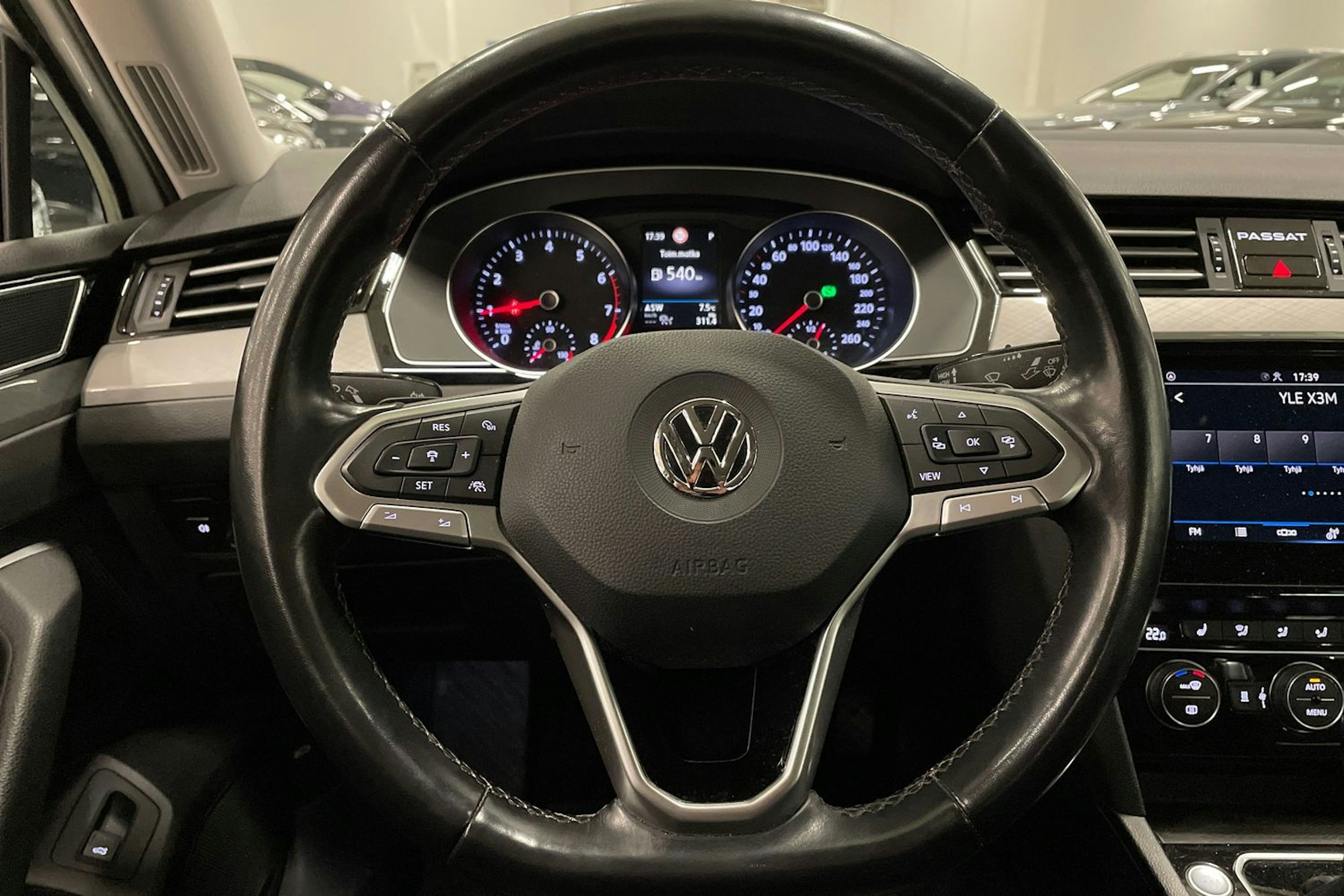 valkoinen Volkswagen Passat 2020 kuva 17.