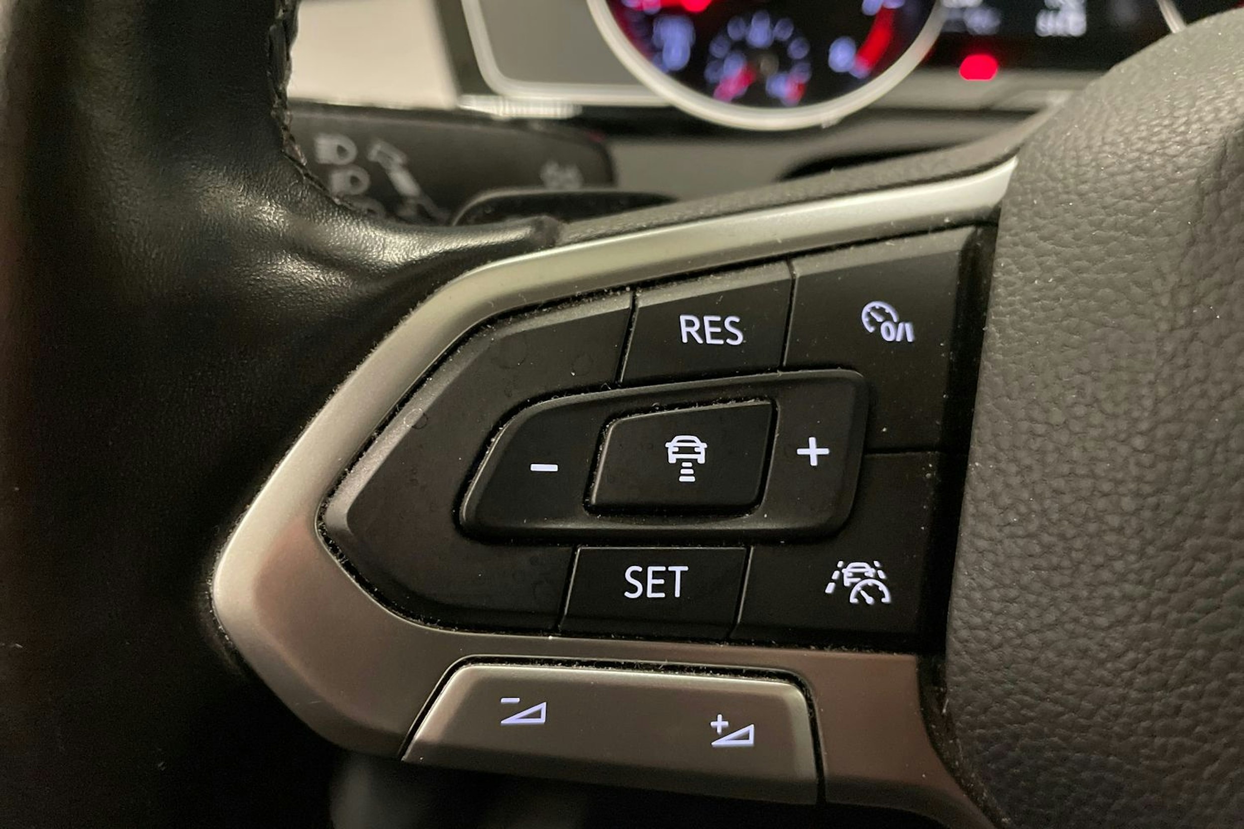 valkoinen Volkswagen Passat 2020 kuva 19.