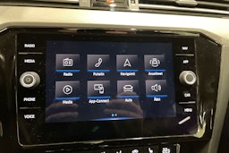 valkoinen Volkswagen Passat 2020 kuva 23.