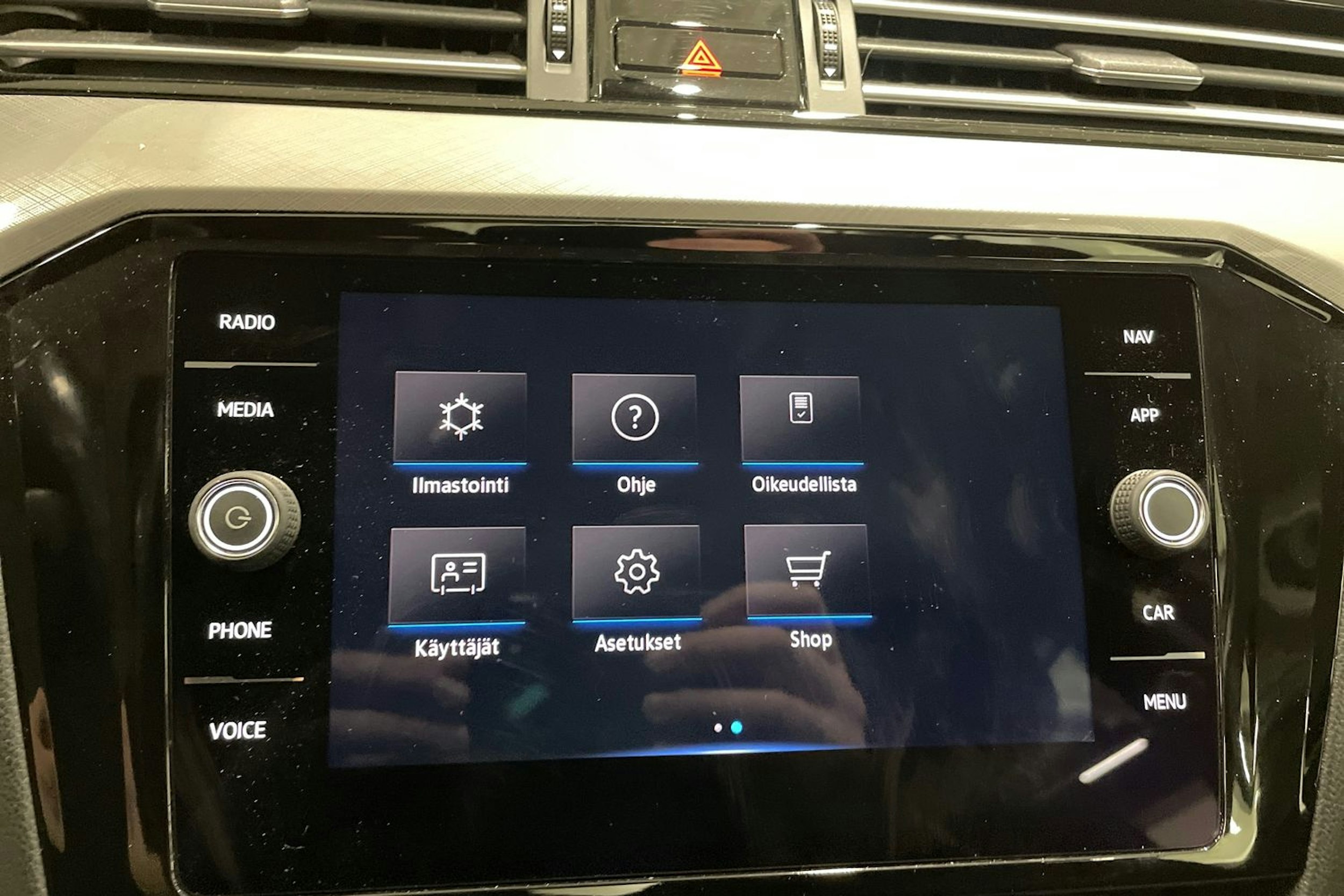 valkoinen Volkswagen Passat 2020 kuva 24.