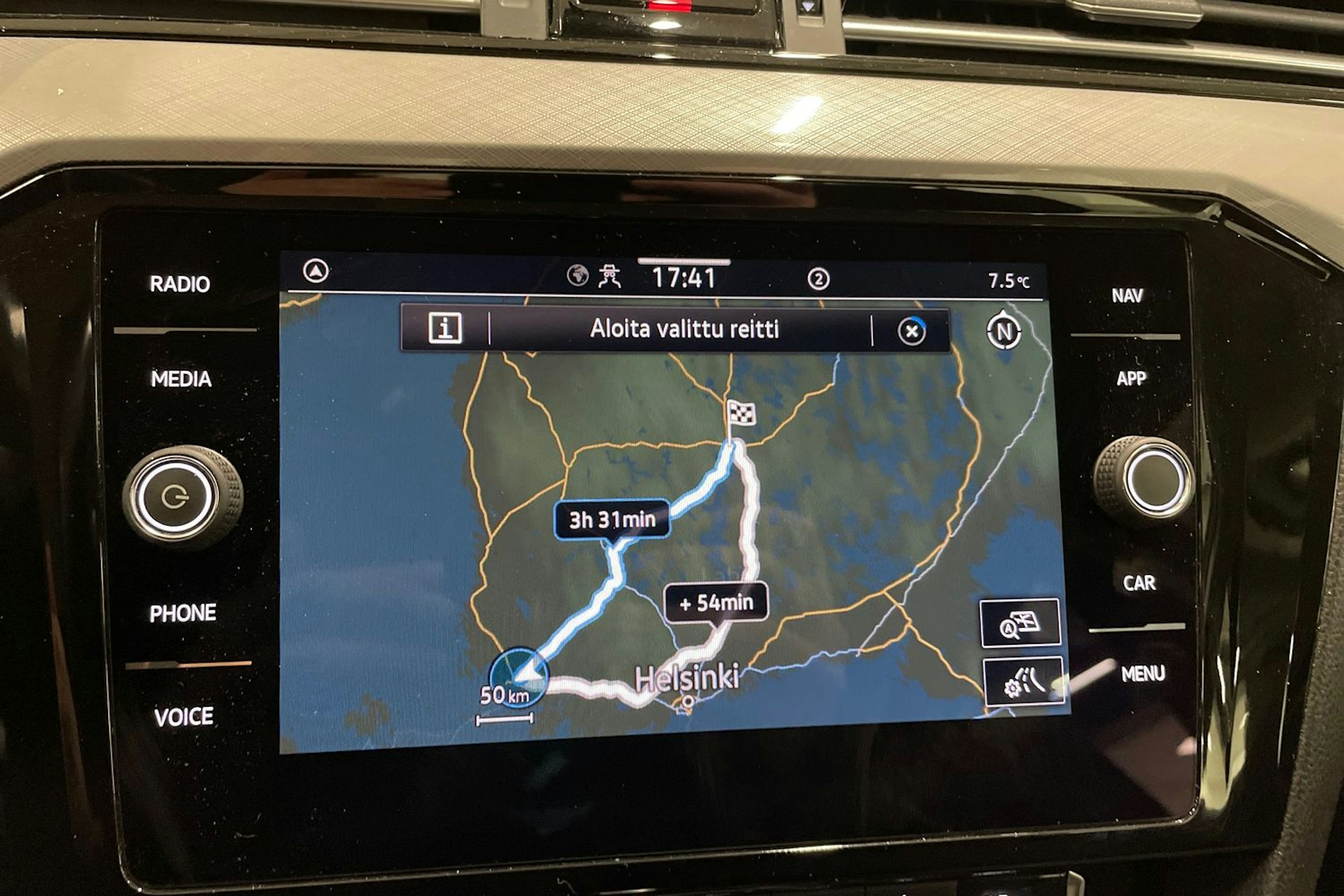 valkoinen Volkswagen Passat 2020 kuva 27.