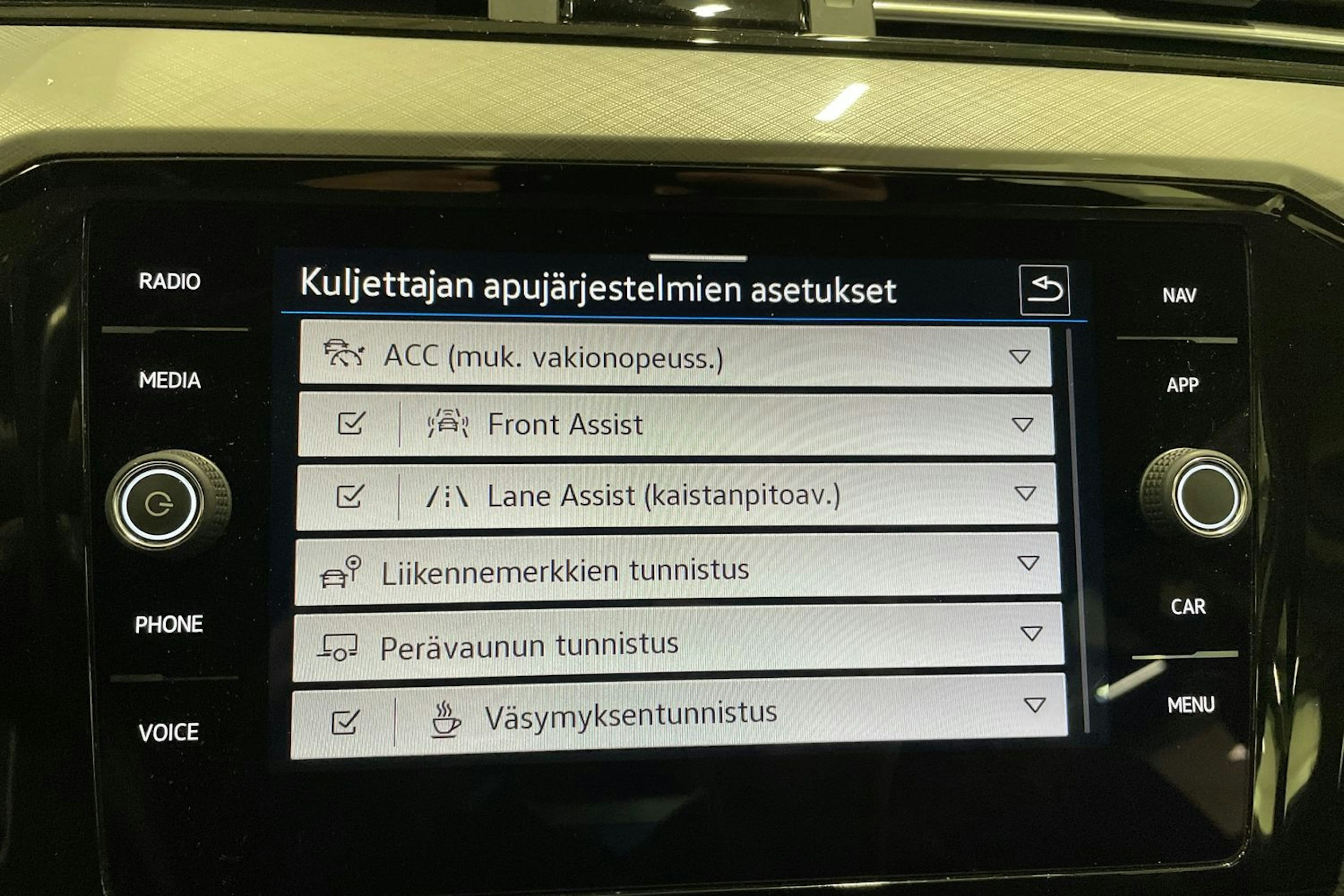 valkoinen Volkswagen Passat 2020 kuva 28.
