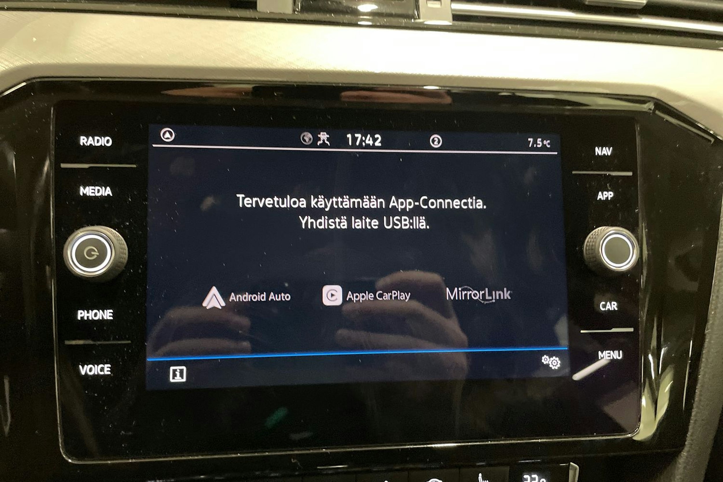 valkoinen Volkswagen Passat 2020 kuva 30.