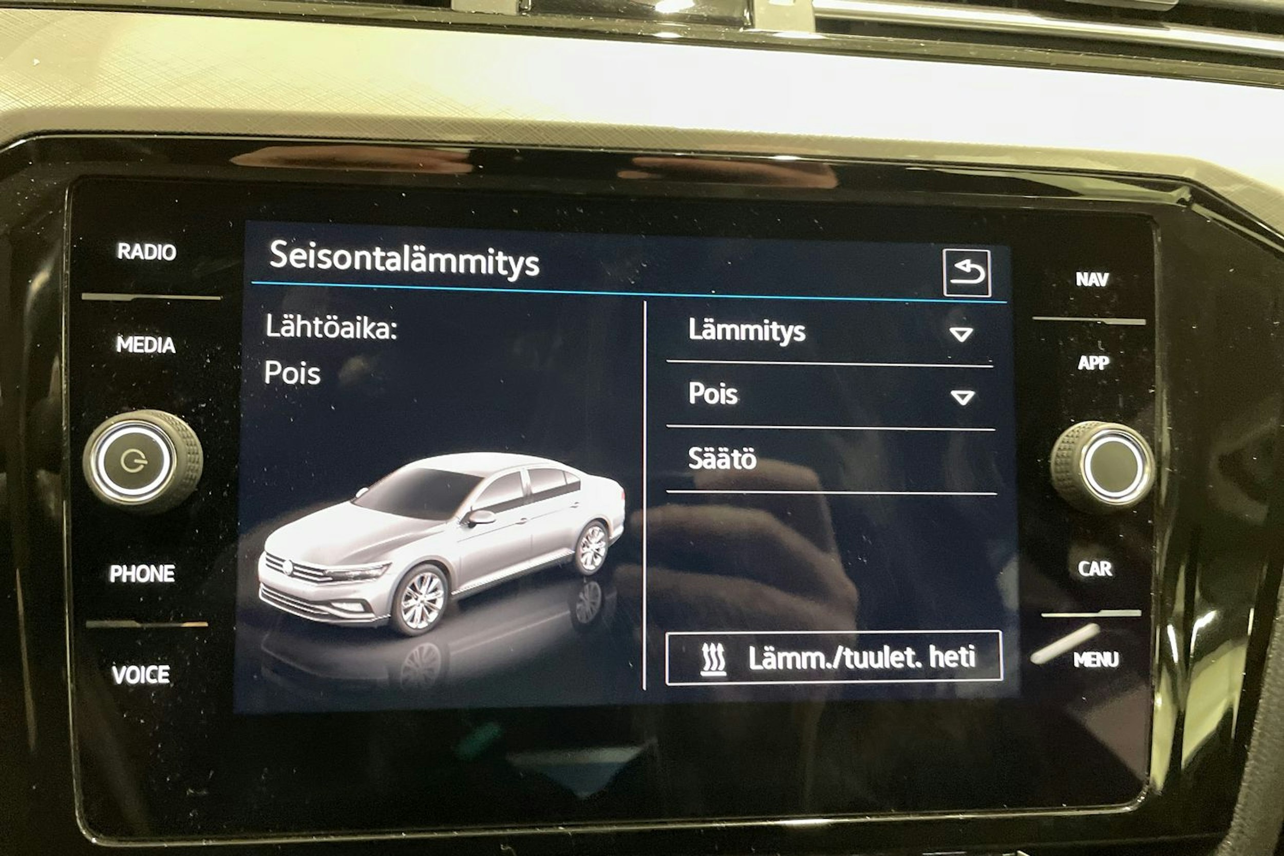 valkoinen Volkswagen Passat 2020 kuva 33.