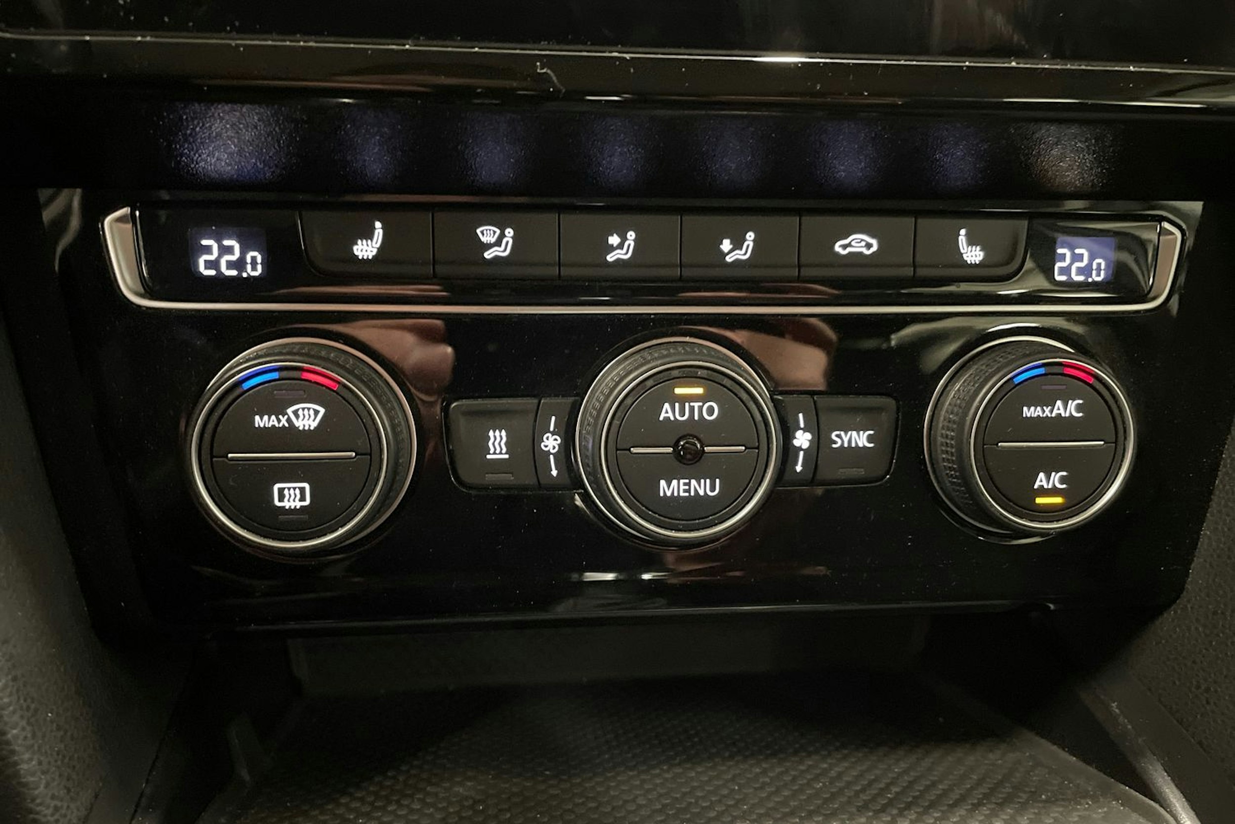 valkoinen Volkswagen Passat 2020 kuva 34.