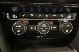 valkoinen Volkswagen Passat 2020 kuva 34.