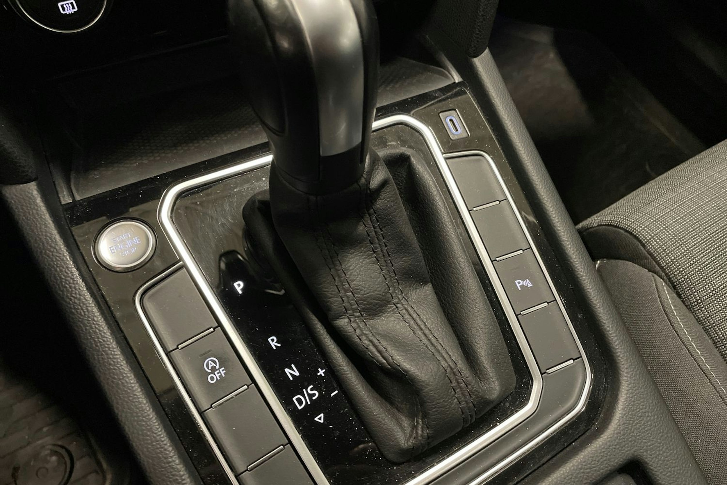 valkoinen Volkswagen Passat 2020 kuva 35.