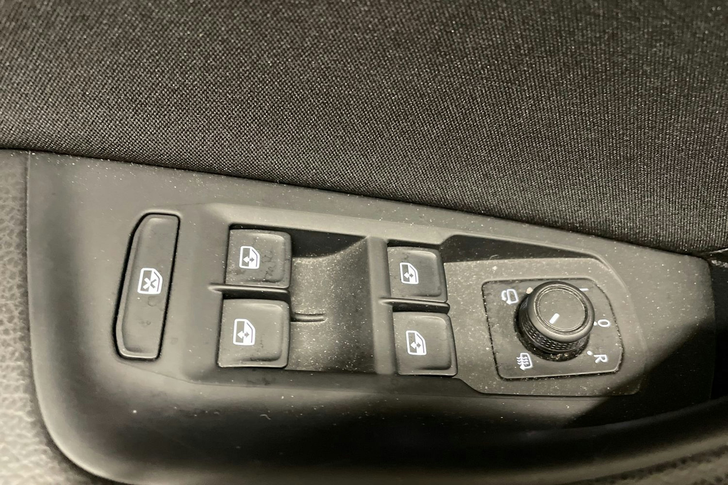 valkoinen Volkswagen Passat 2020 kuva 38.