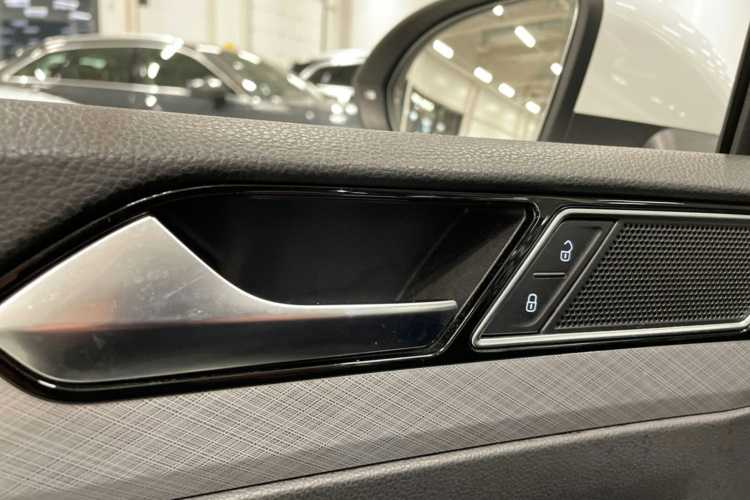 valkoinen Volkswagen Passat 2020 kuva 39.