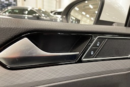 valkoinen Volkswagen Passat 2020 kuva 39.