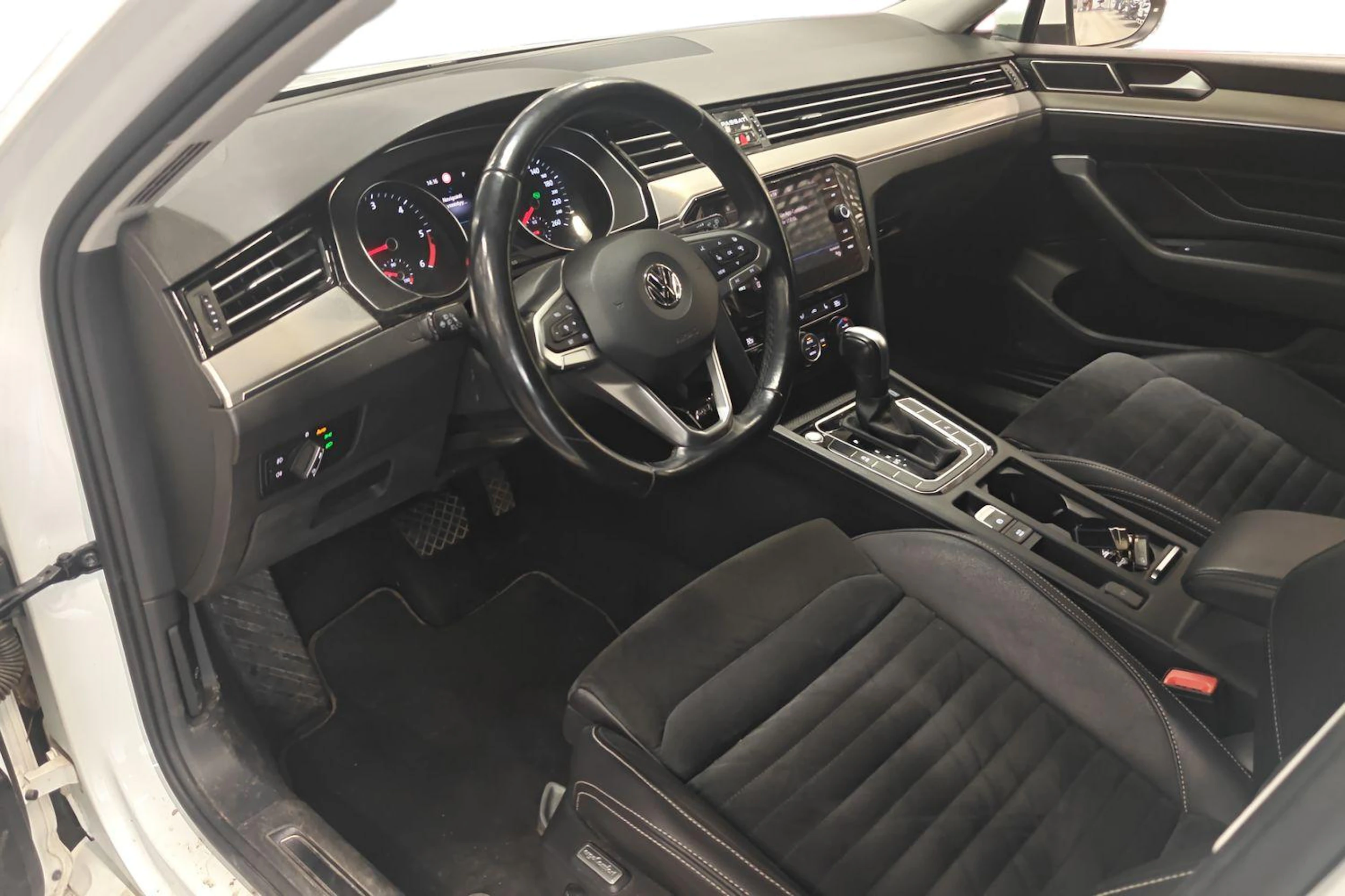 valkoinen Volkswagen Passat 2020 kuva 3.