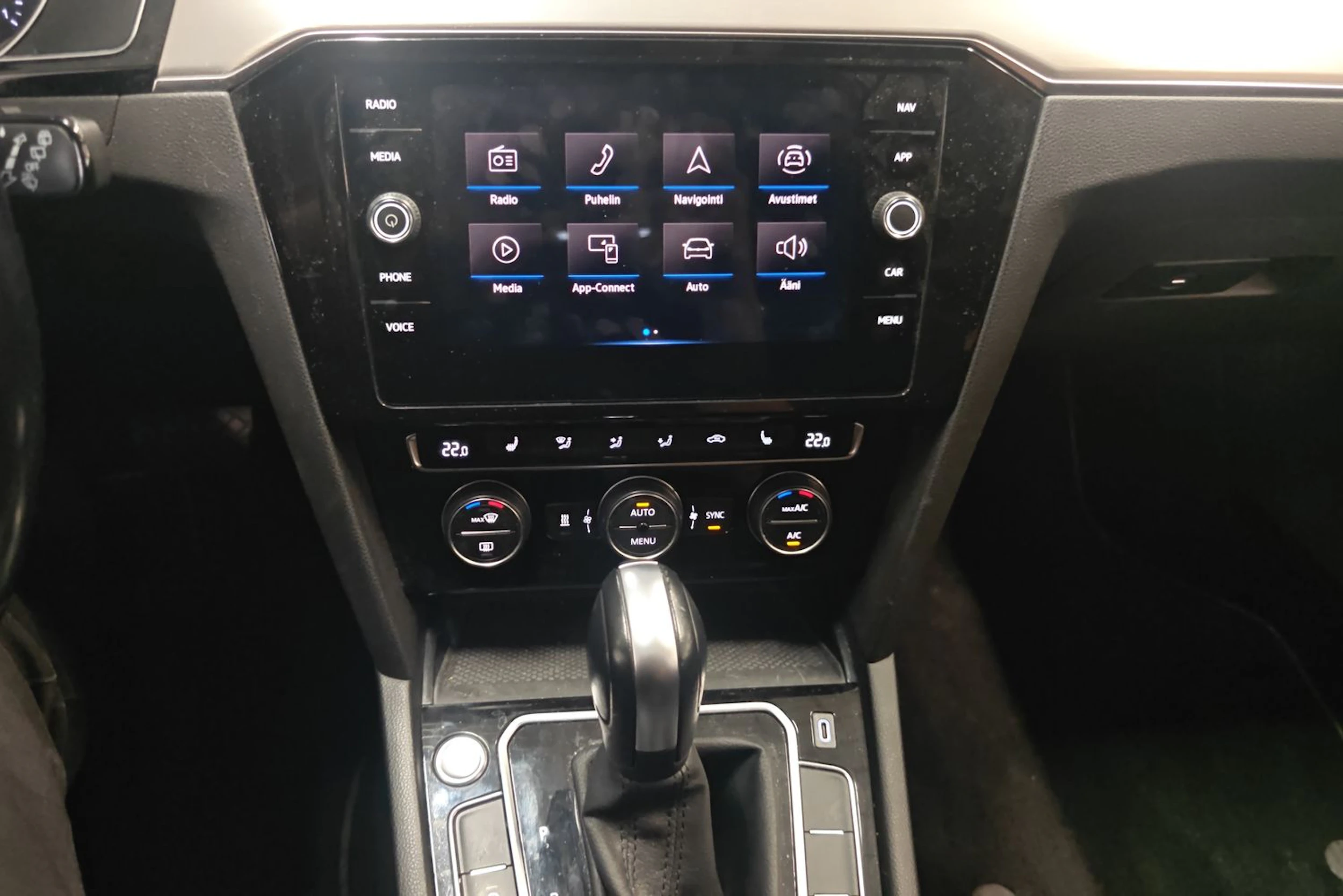valkoinen Volkswagen Passat 2020 kuva 4.