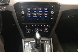valkoinen Volkswagen Passat 2020 kuva 4.