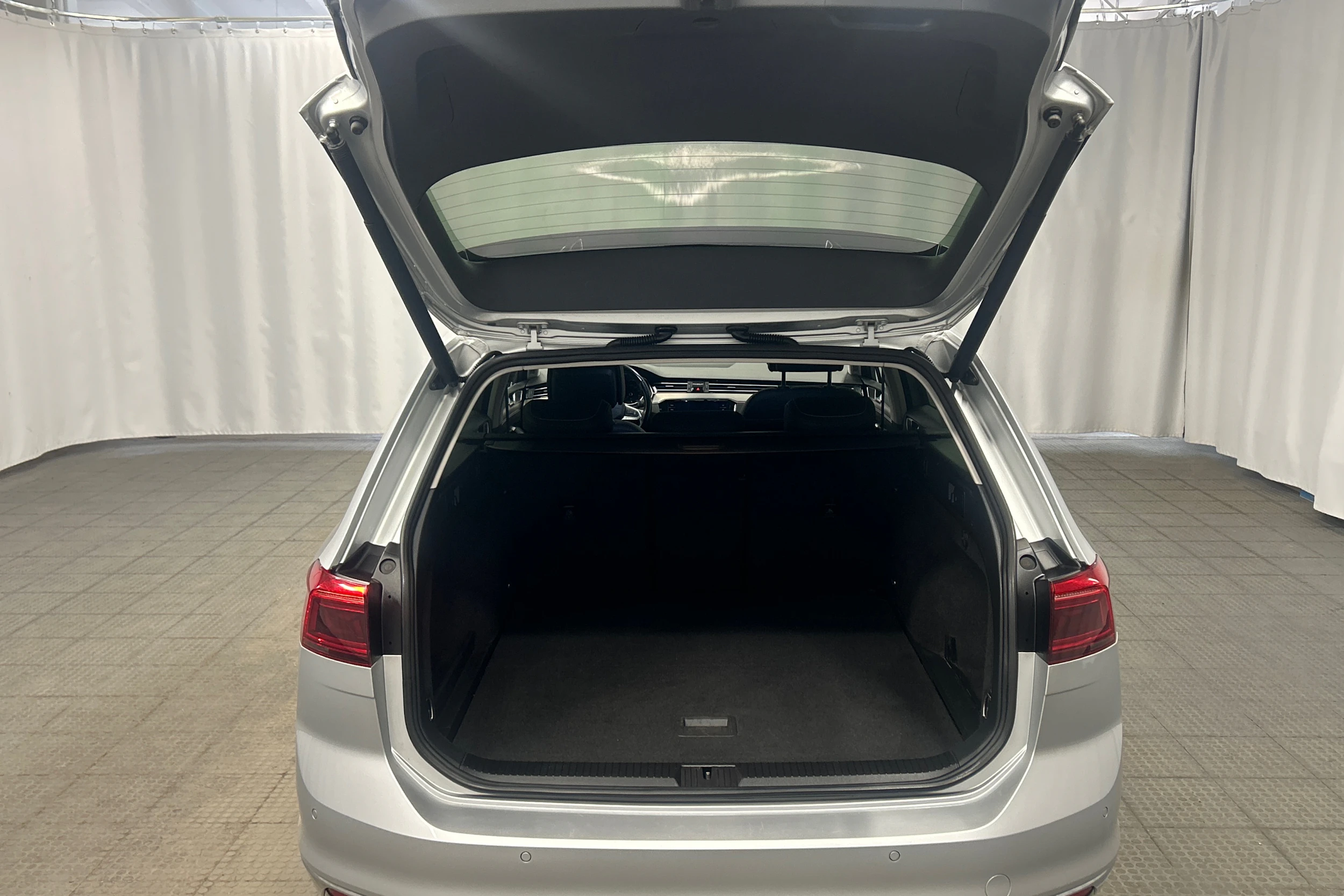 hopea Volkswagen Passat 2020 kuva 28.
