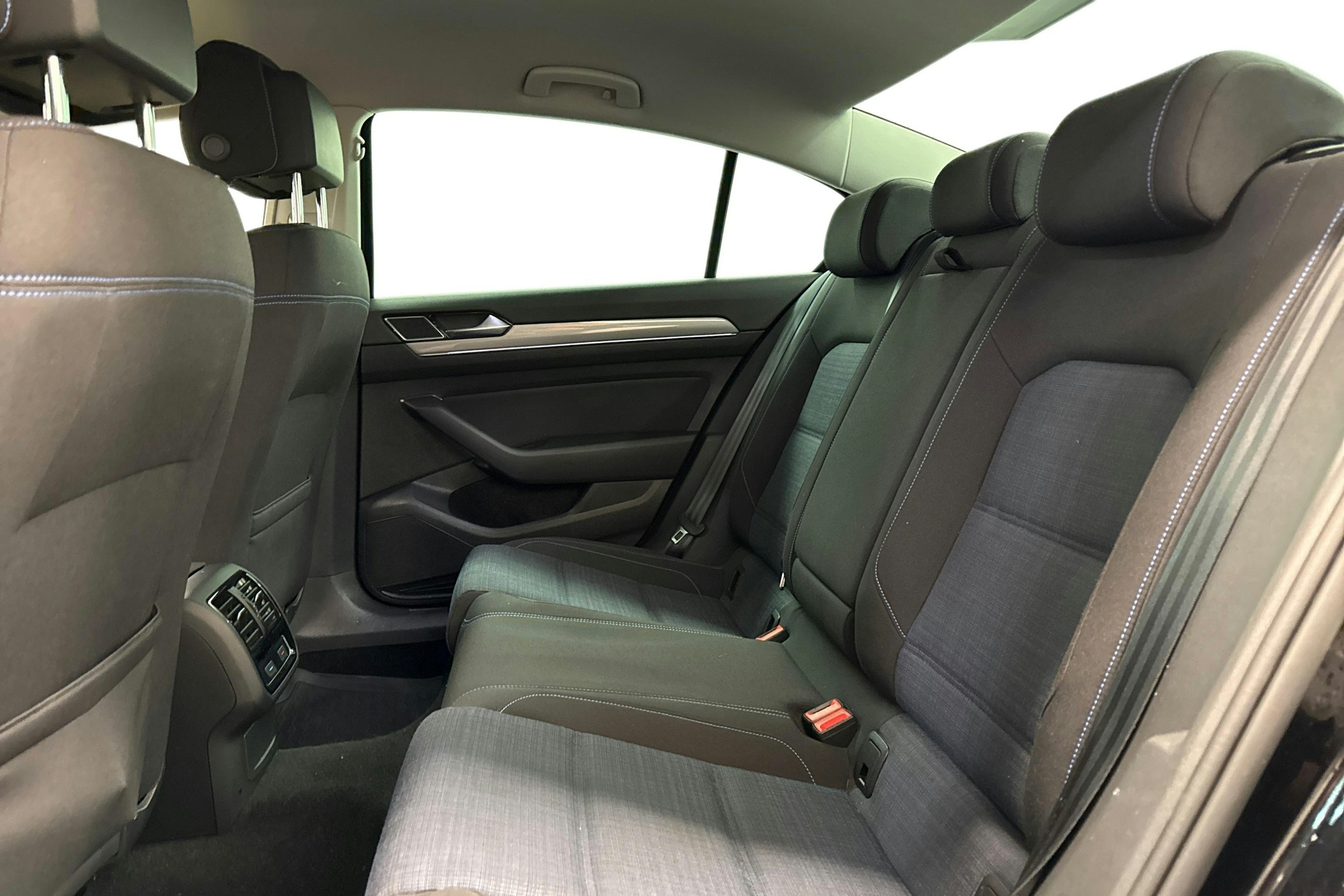 musta Volkswagen Passat 2020 kuva 8.