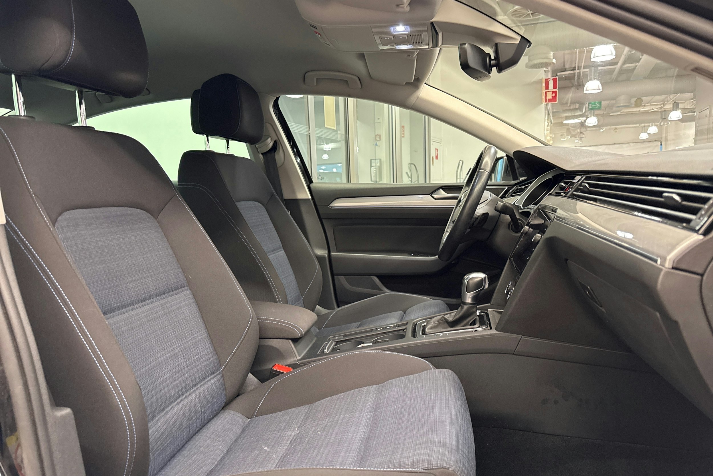 musta Volkswagen Passat 2020 kuva 19.