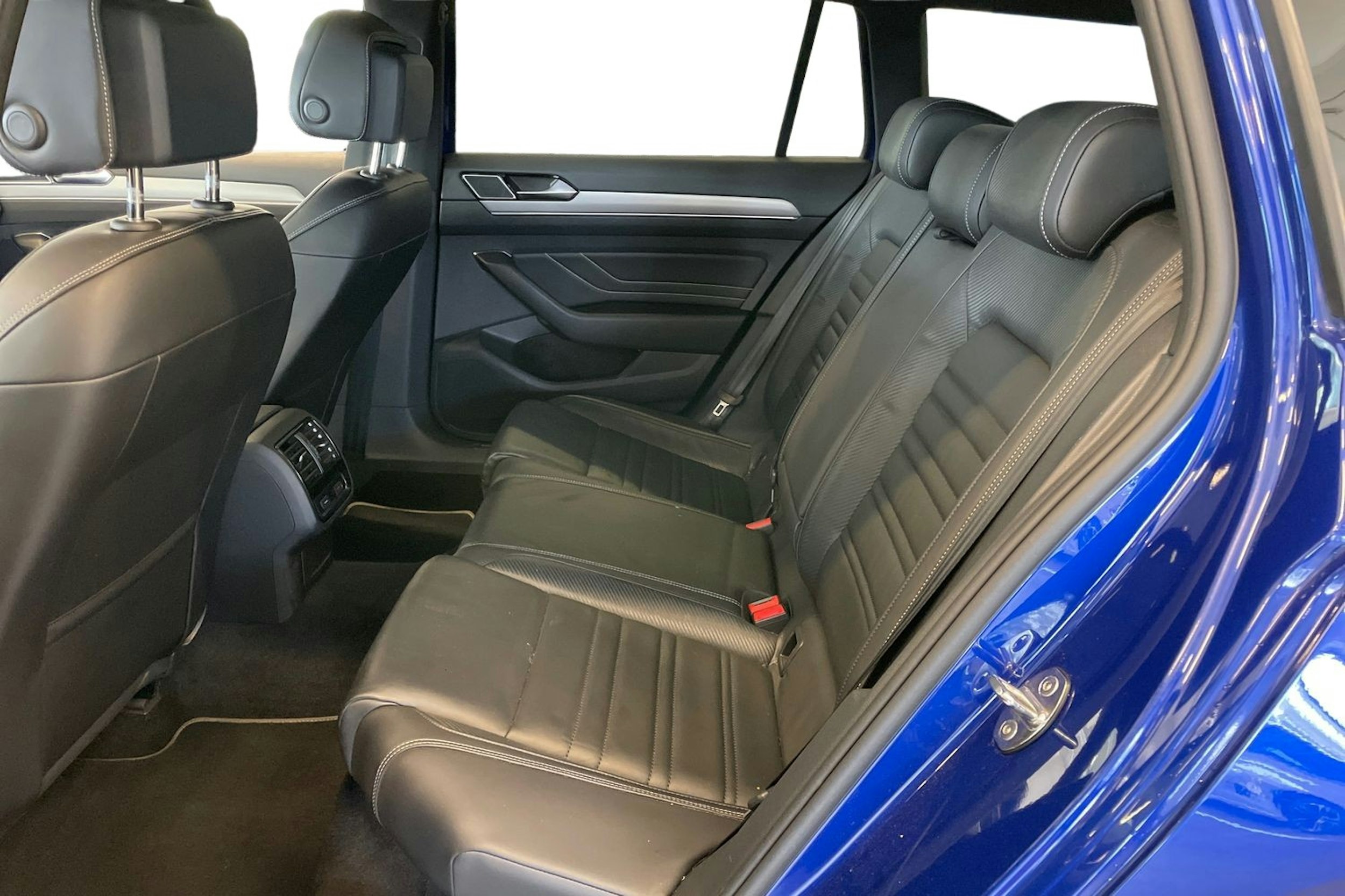 sininen Volkswagen Passat 2020 kuva 8.