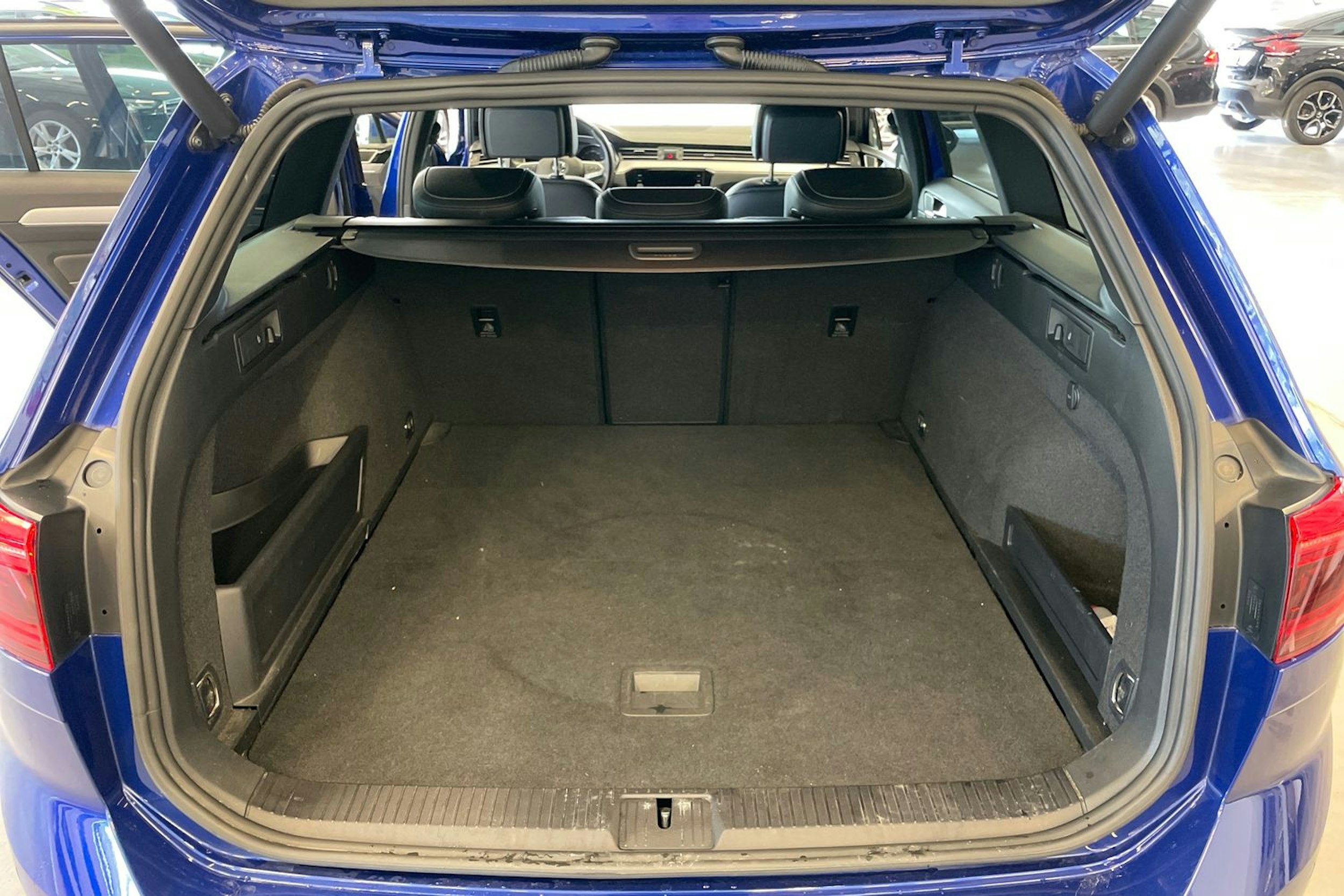 sininen Volkswagen Passat 2020 kuva 11.