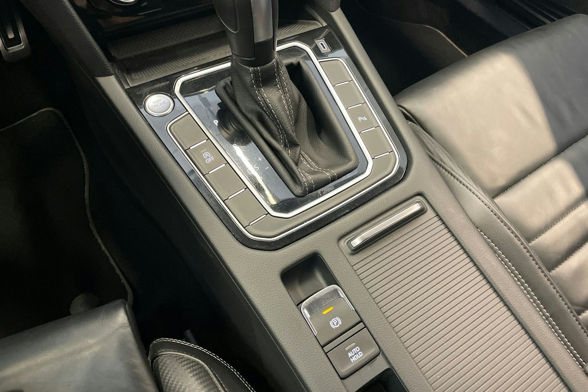 sininen Volkswagen Passat 2020 kuva 18.