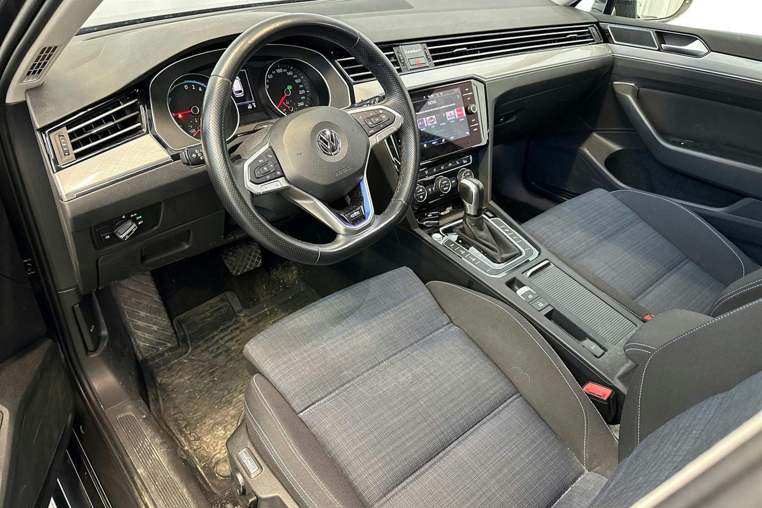 harmaa Volkswagen Passat 2020 kuva 3.