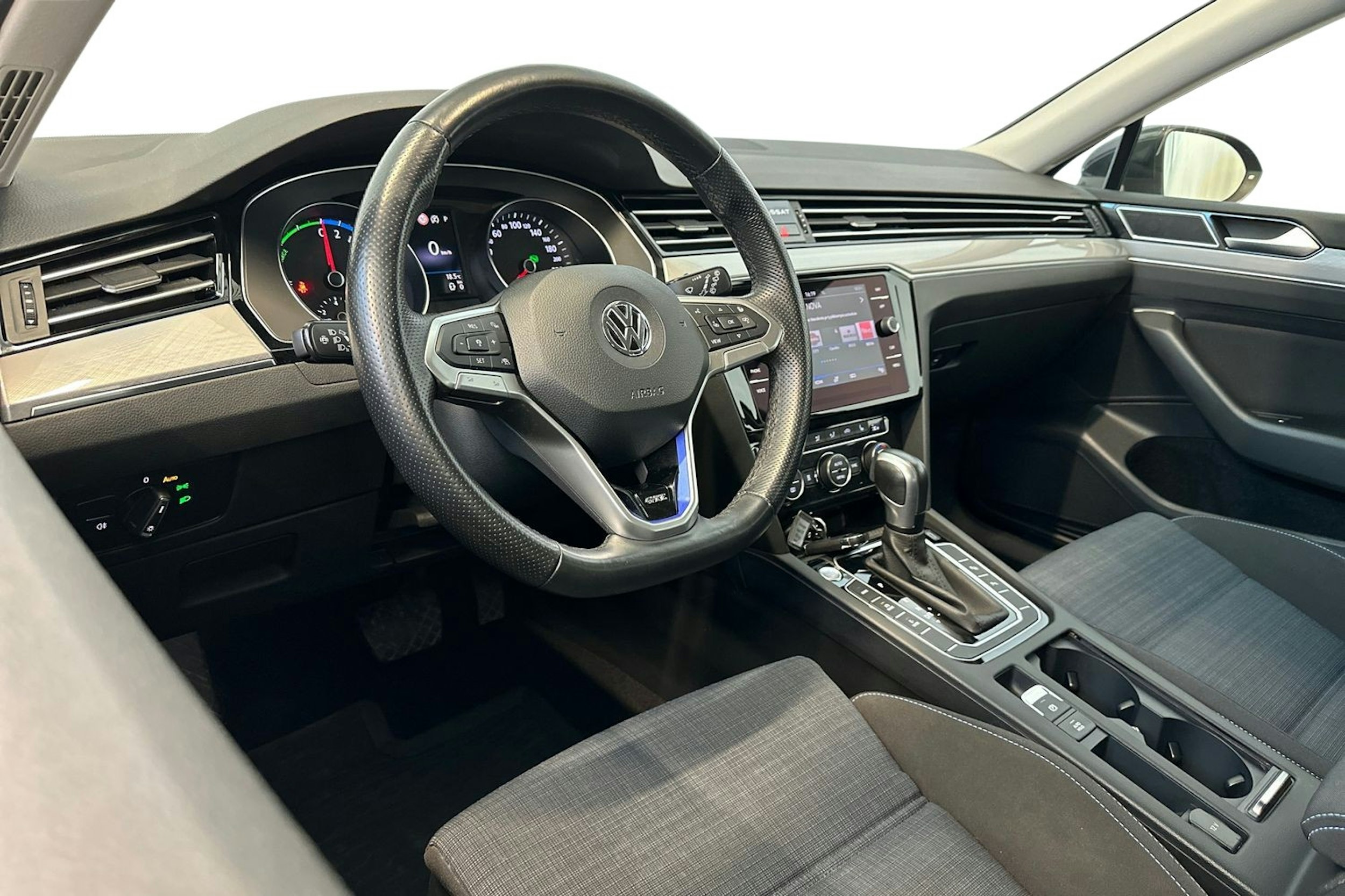 harmaa Volkswagen Passat 2020 kuva 7.