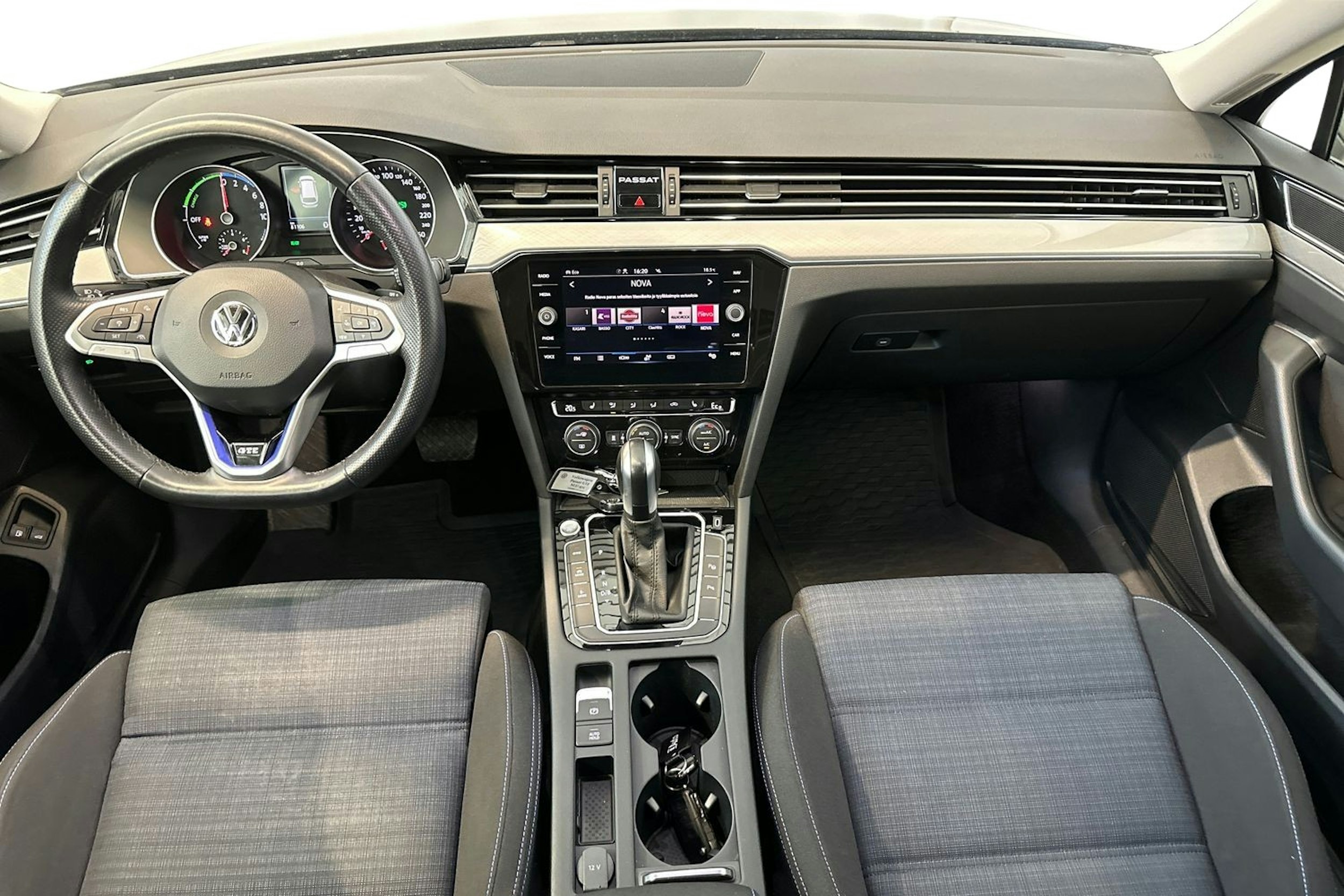 harmaa Volkswagen Passat 2020 kuva 9.