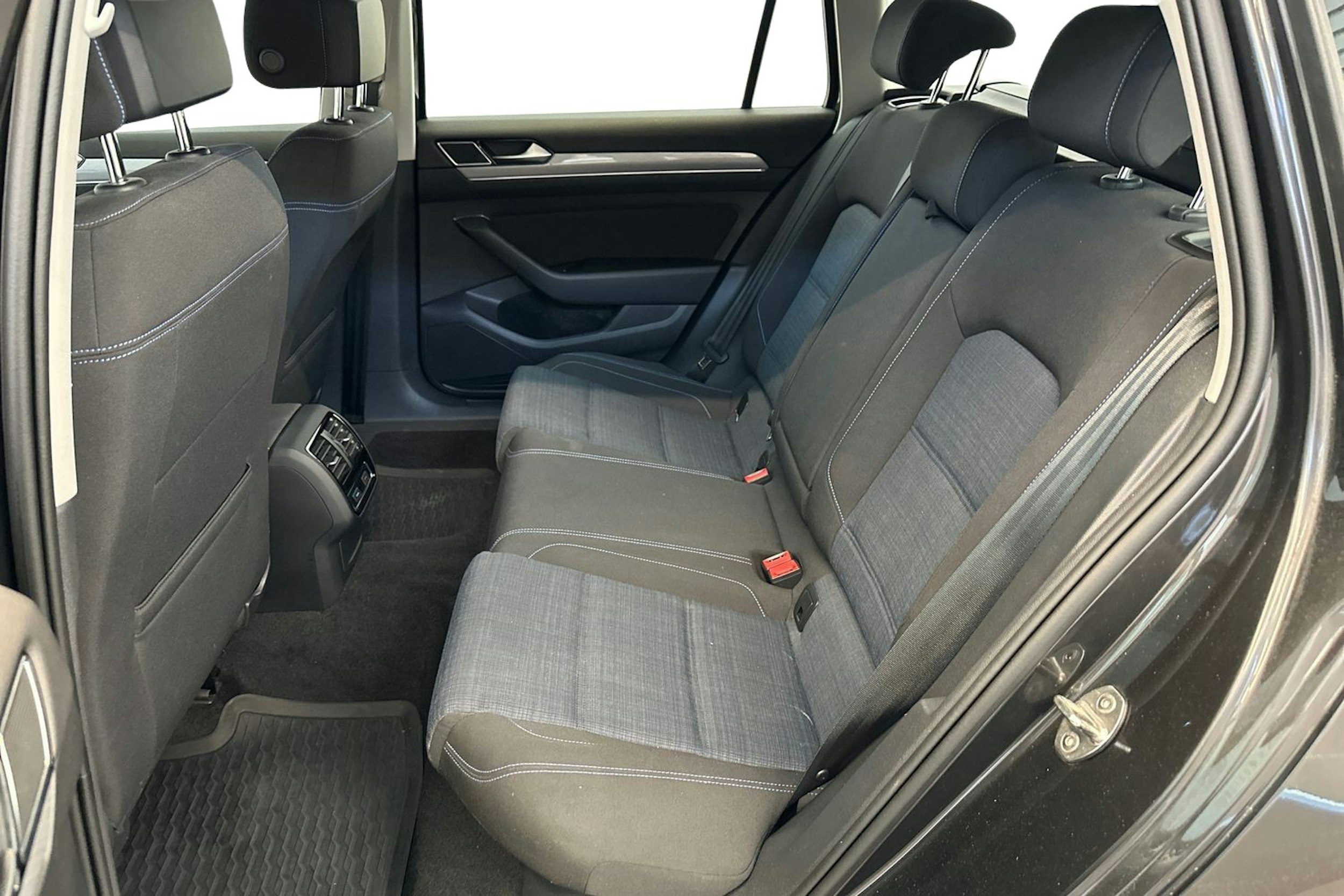 harmaa Volkswagen Passat 2020 kuva 10.