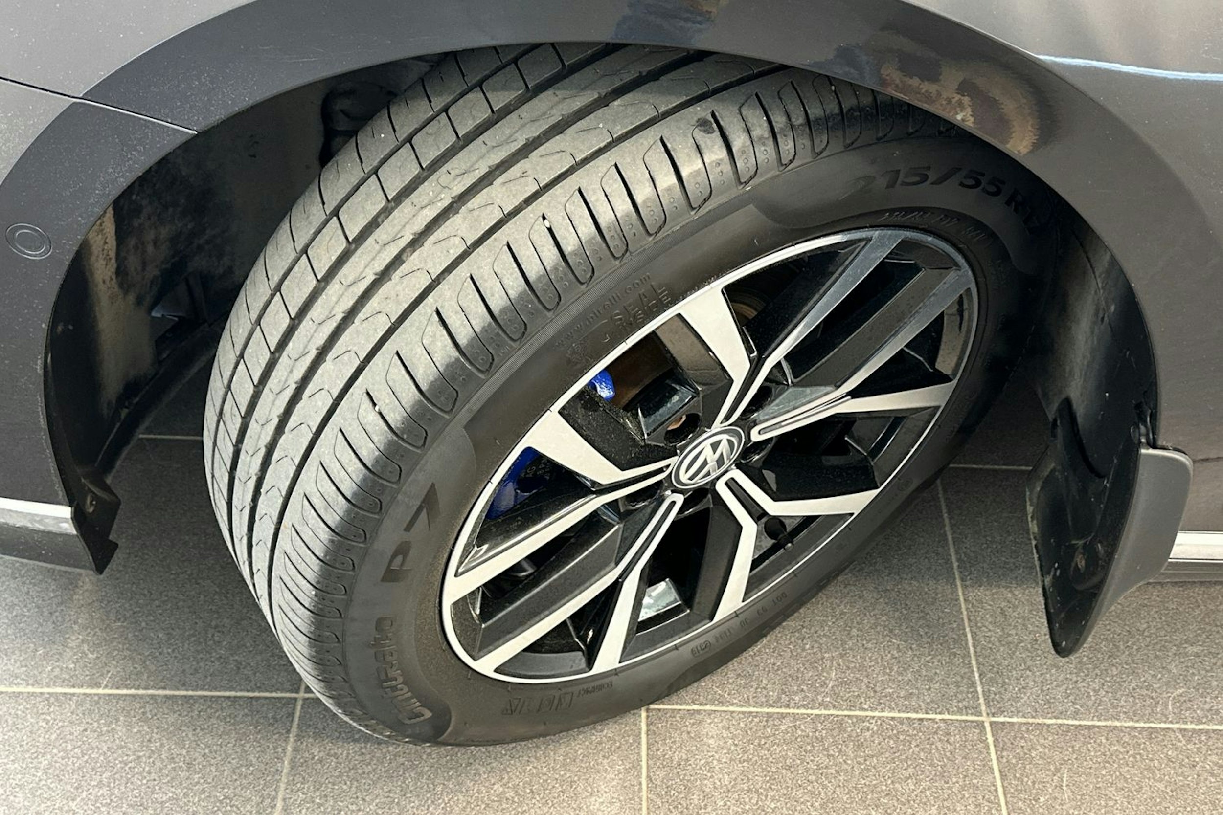 harmaa Volkswagen Passat 2020 kuva 13.