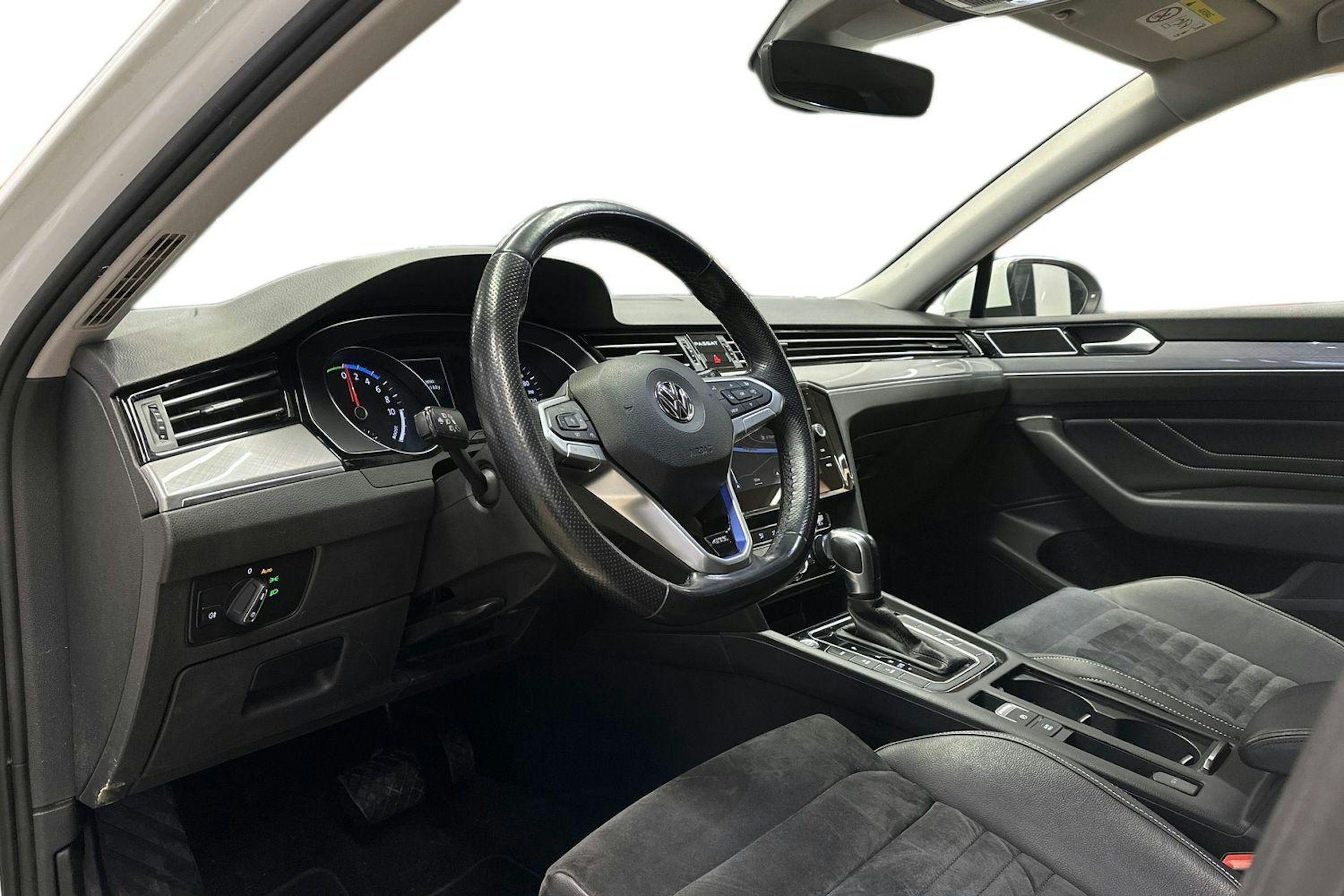 valkoinen Volkswagen Passat 2020 kuva 7.