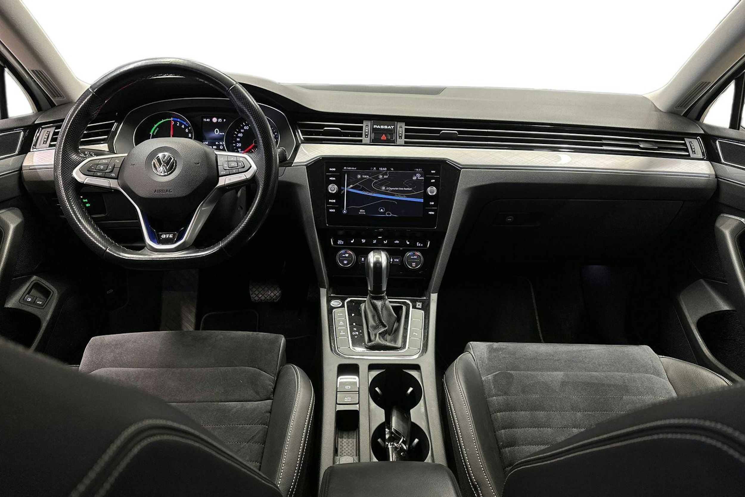 valkoinen Volkswagen Passat 2020 kuva 9.