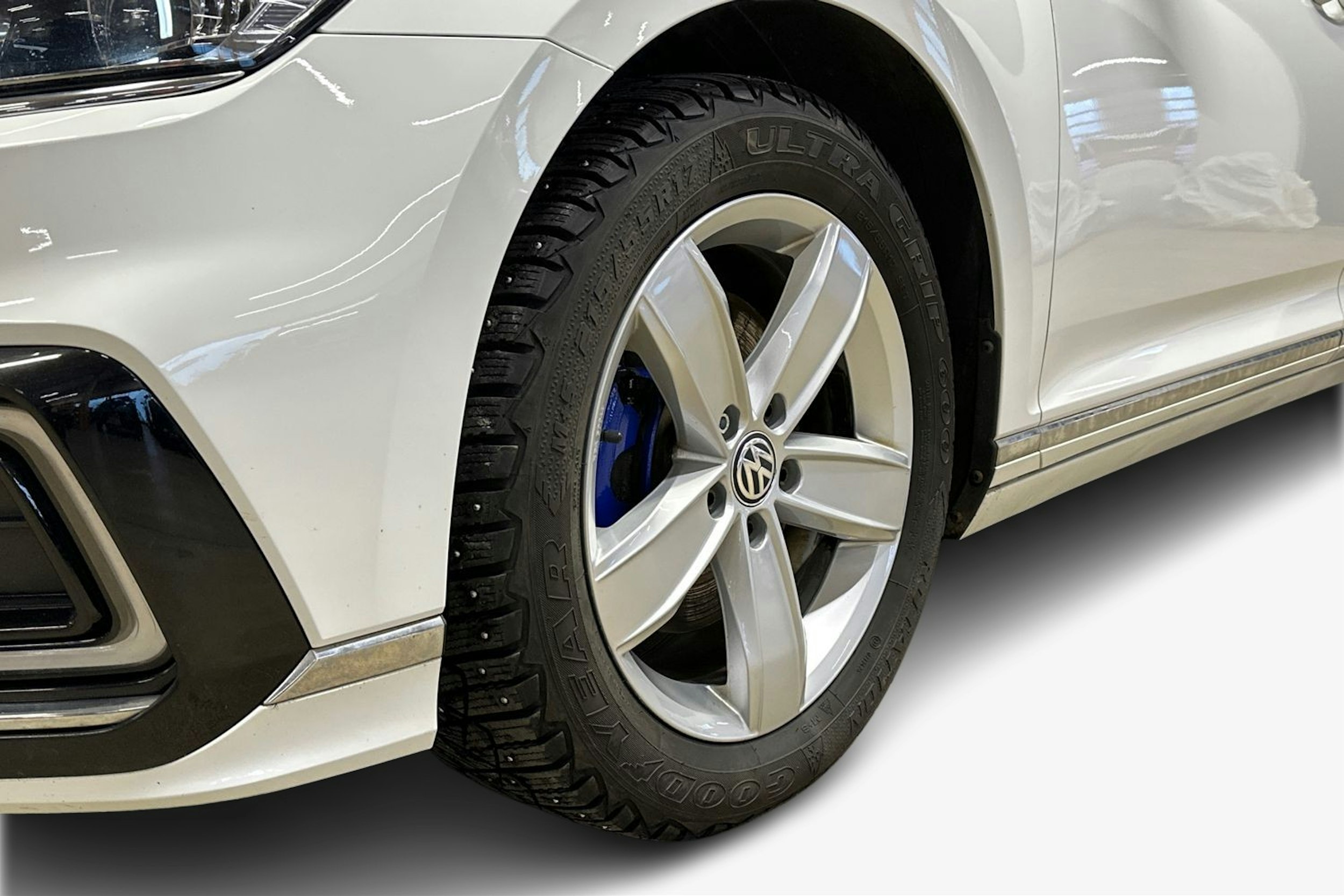 valkoinen Volkswagen Passat 2020 kuva 11.